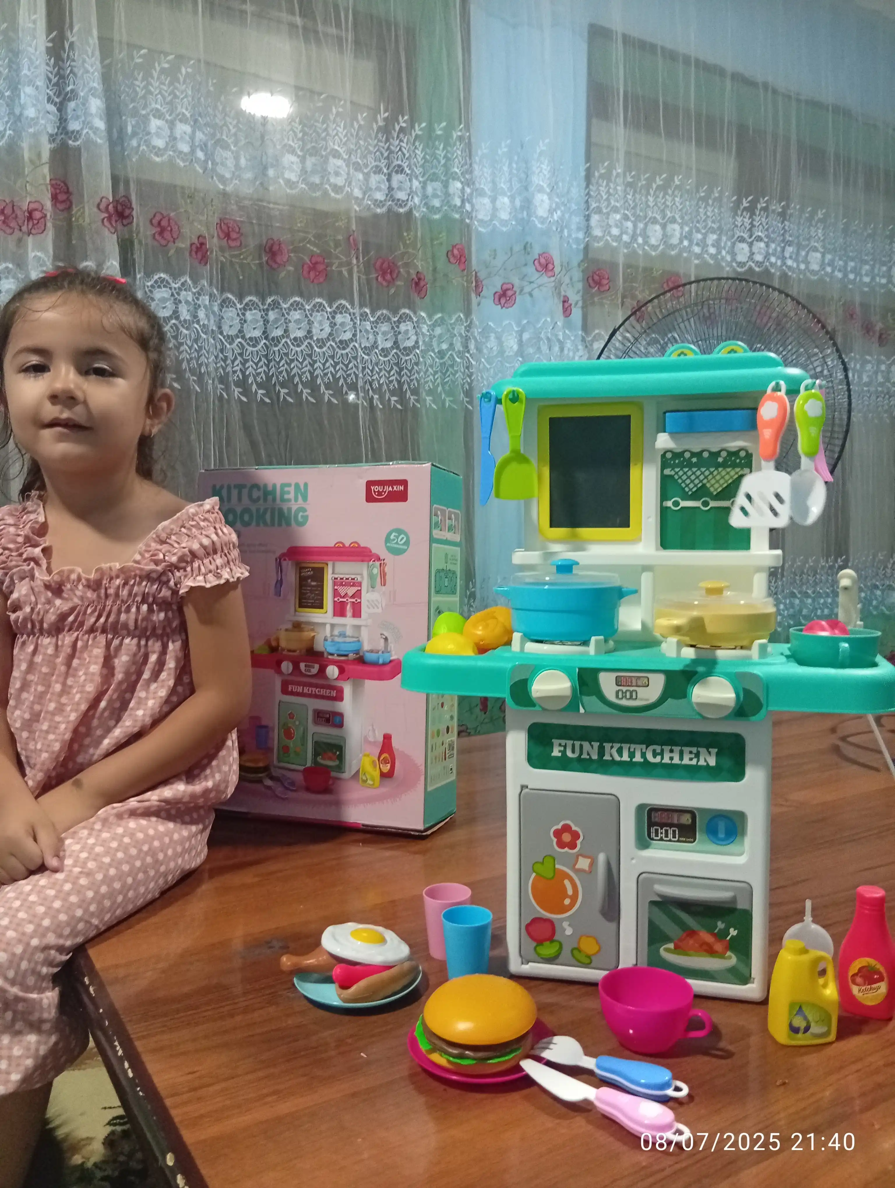 Bolalar oshxonasi, bug', ovoz, yorug'lik va suv bilan, bolalar uchun anjomlar to'plami