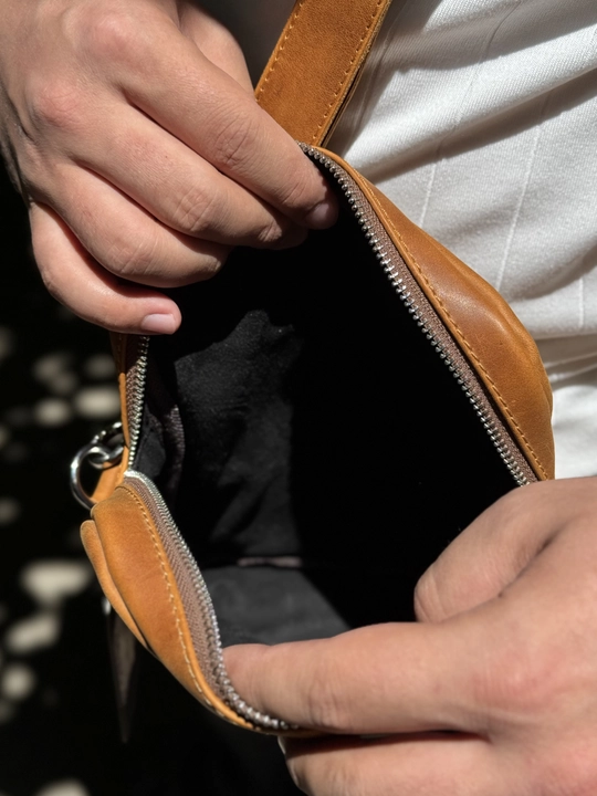 Erkaklar sumkasi tabiiy charmdan, yelkaga iladiganli