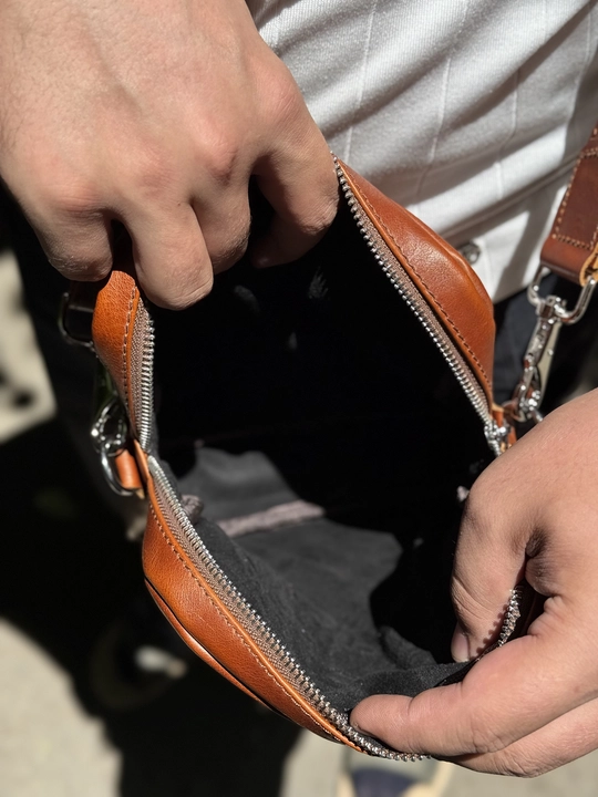 Erkaklar sumkasi tabiiy charmdan, yelkaga iladiganli