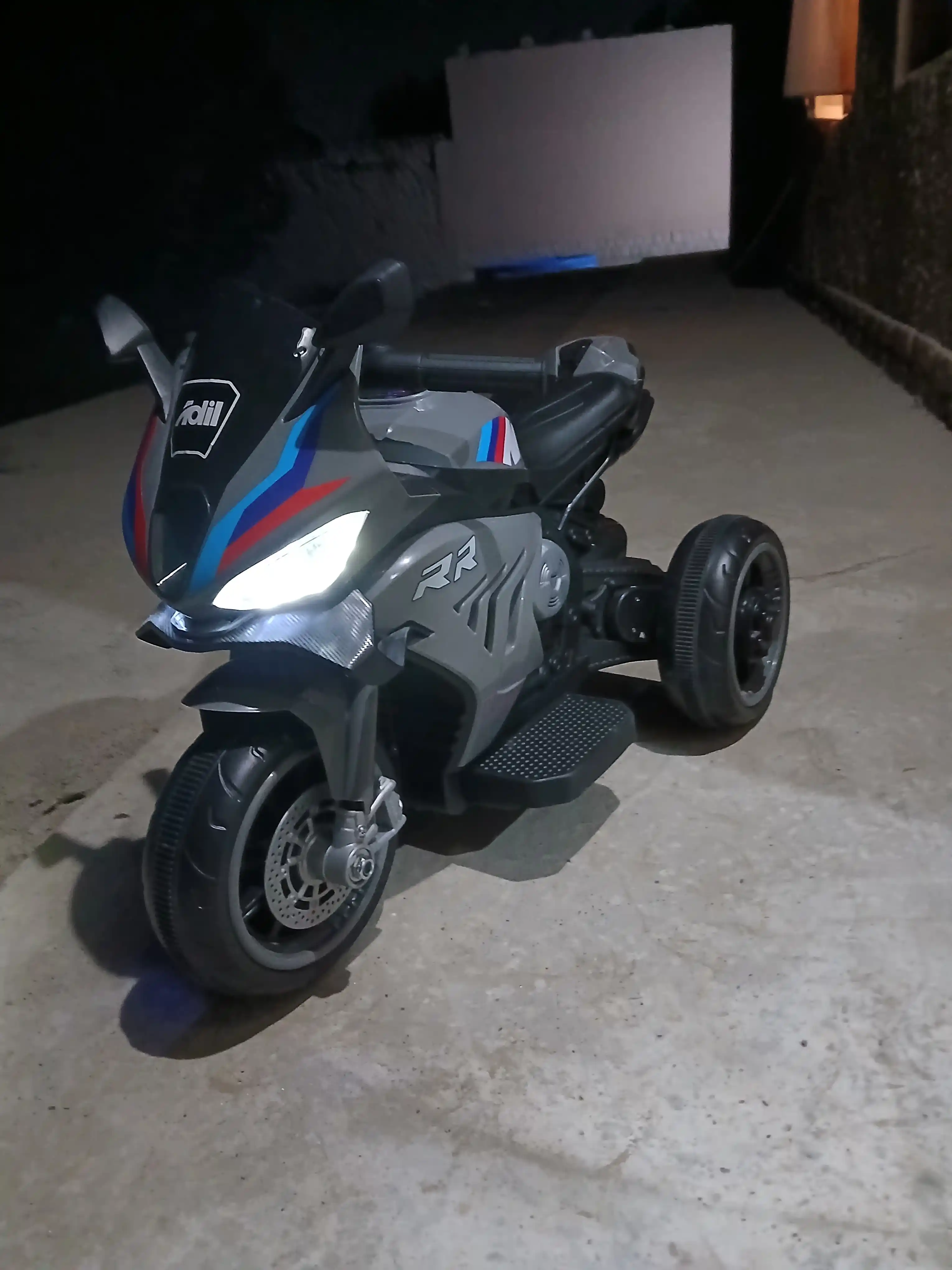 Bolalar elektr transporti-elektromototsikl