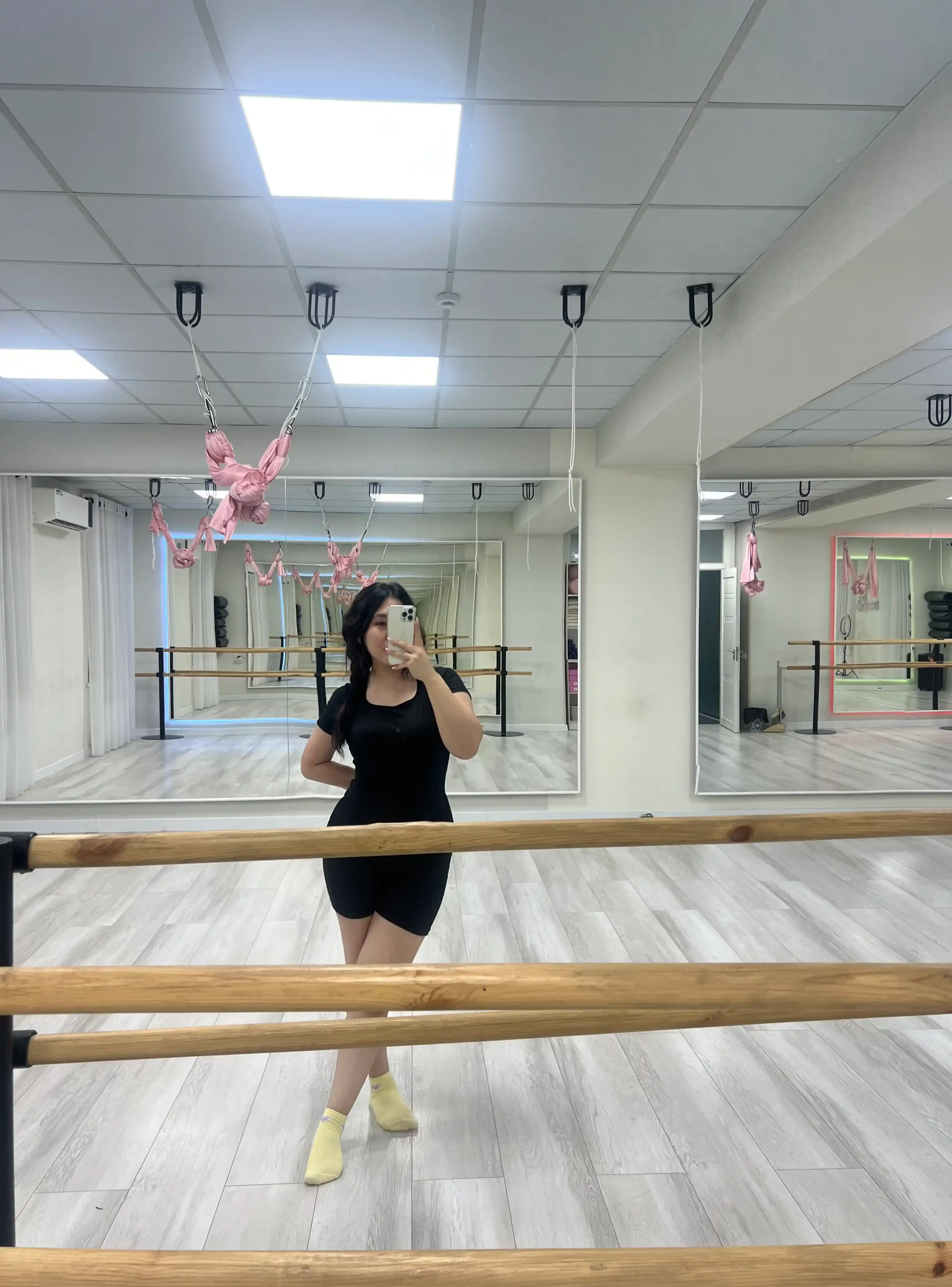 Ayollar sport kostyumi - to'rtburchak yoqali kombinezon, yoga uchun tortuvchi