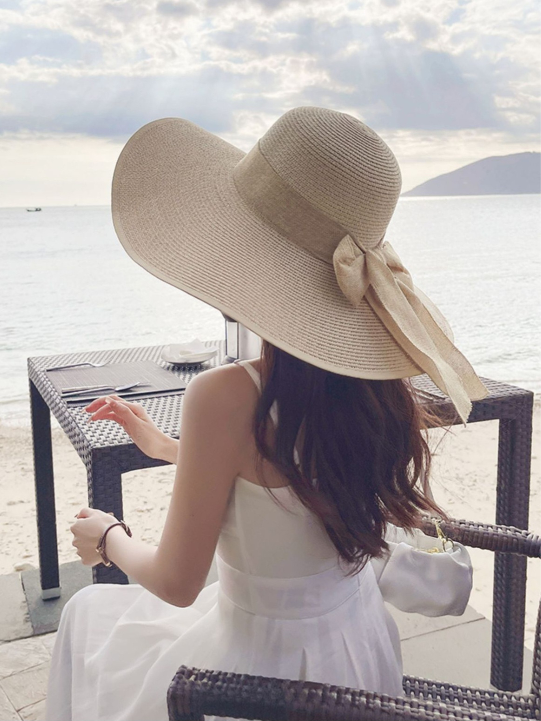 Bekkerdan tashqari onlayn porno videodagi gozallik Erkak yalangoch qizning oldida jinsiy olatni silkitadi