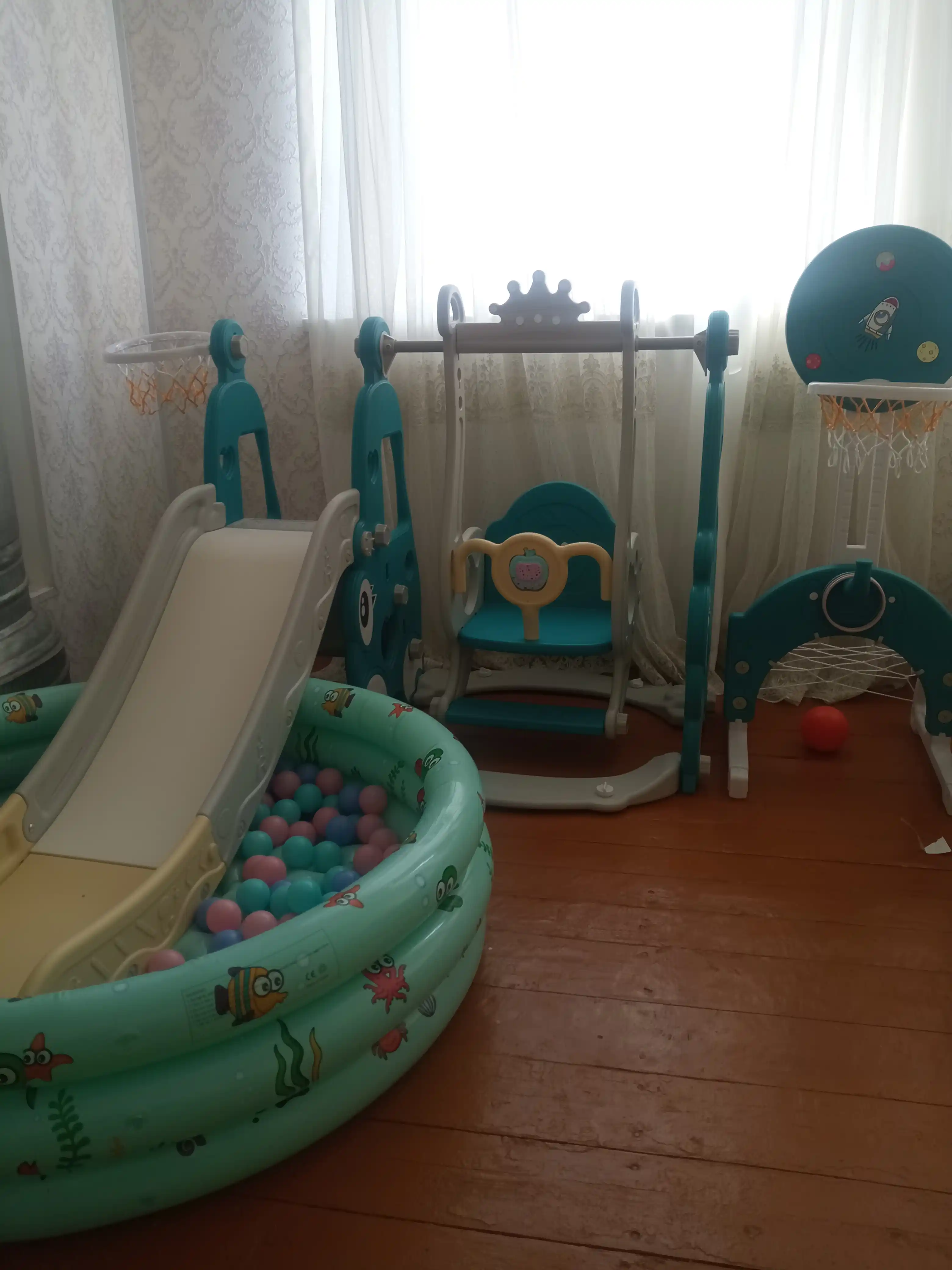 Детская горка, качели, баскетбольное кольцо, бассейн, футбольные ворота и мячи