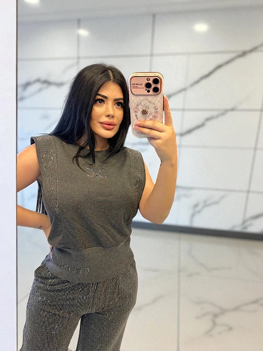 Straza kiygan ayollar sport kostyumi, Turkiya