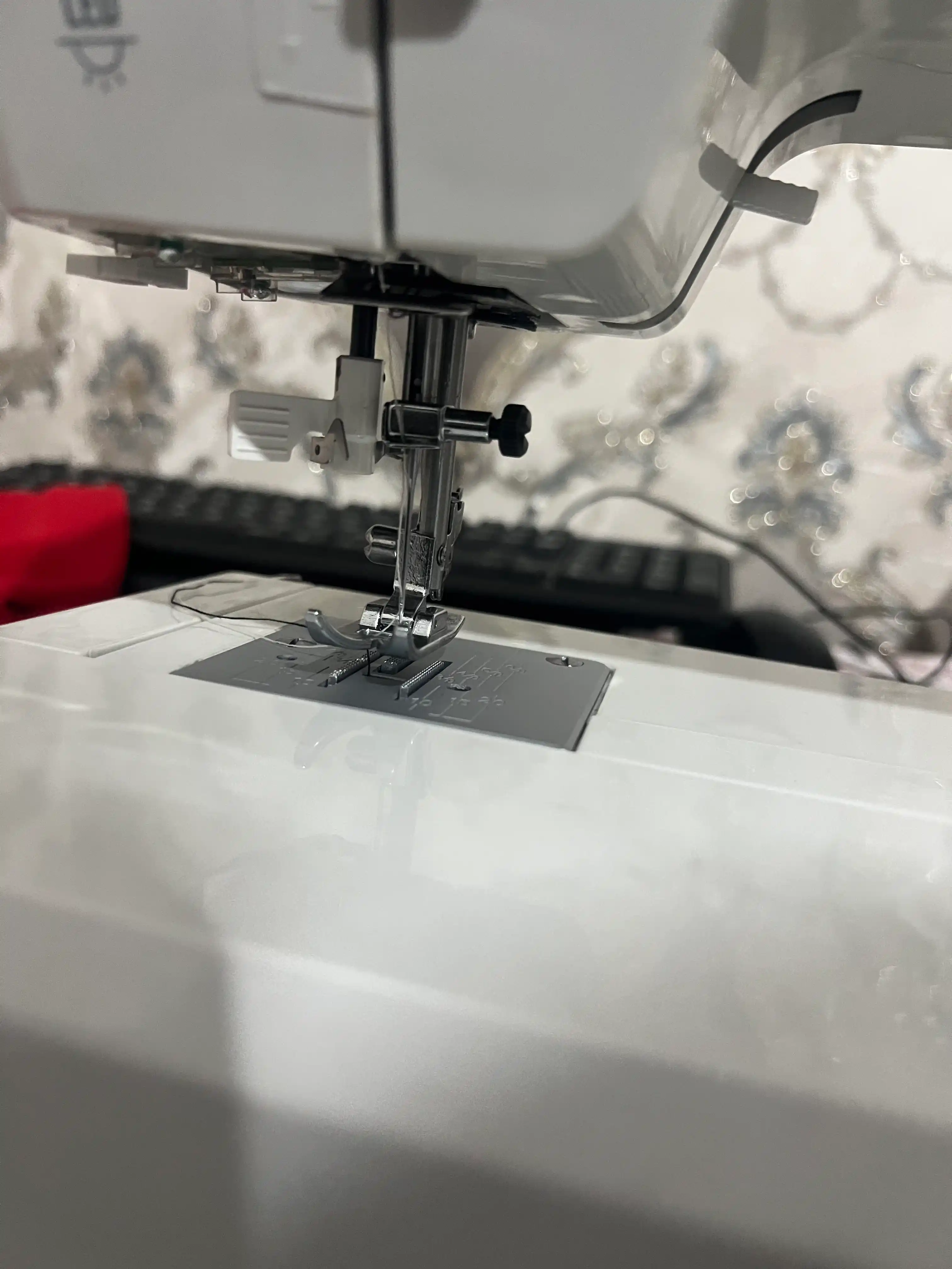 Швейная машина CHAYKA MasterStitch 111, электромеханическая, 100 Вт, 25 операций