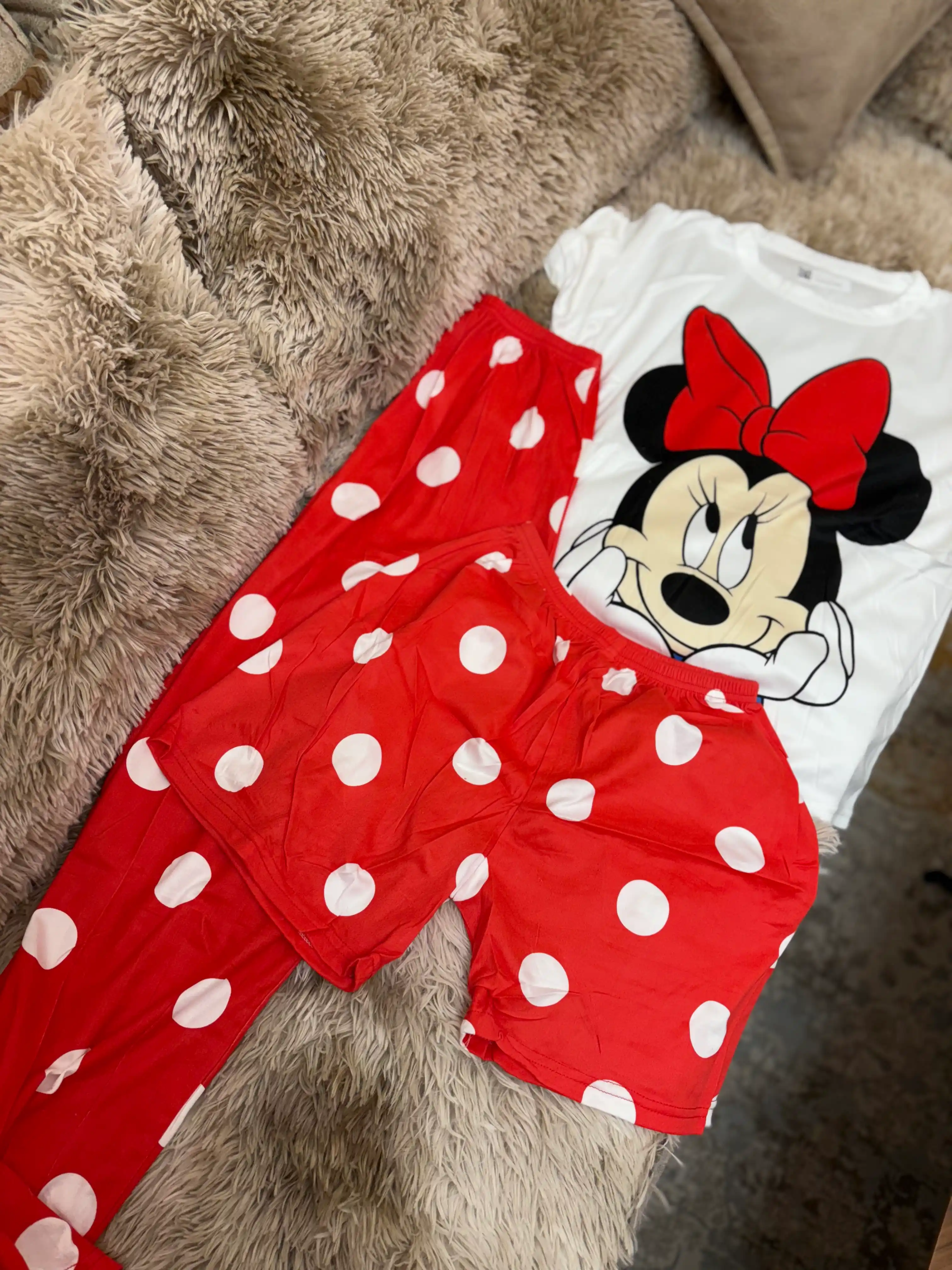 Ayollar uchun pijama 3 qismli: futbolka, shim, shortik. Yumshoq va qulay uy va uyqu uchun