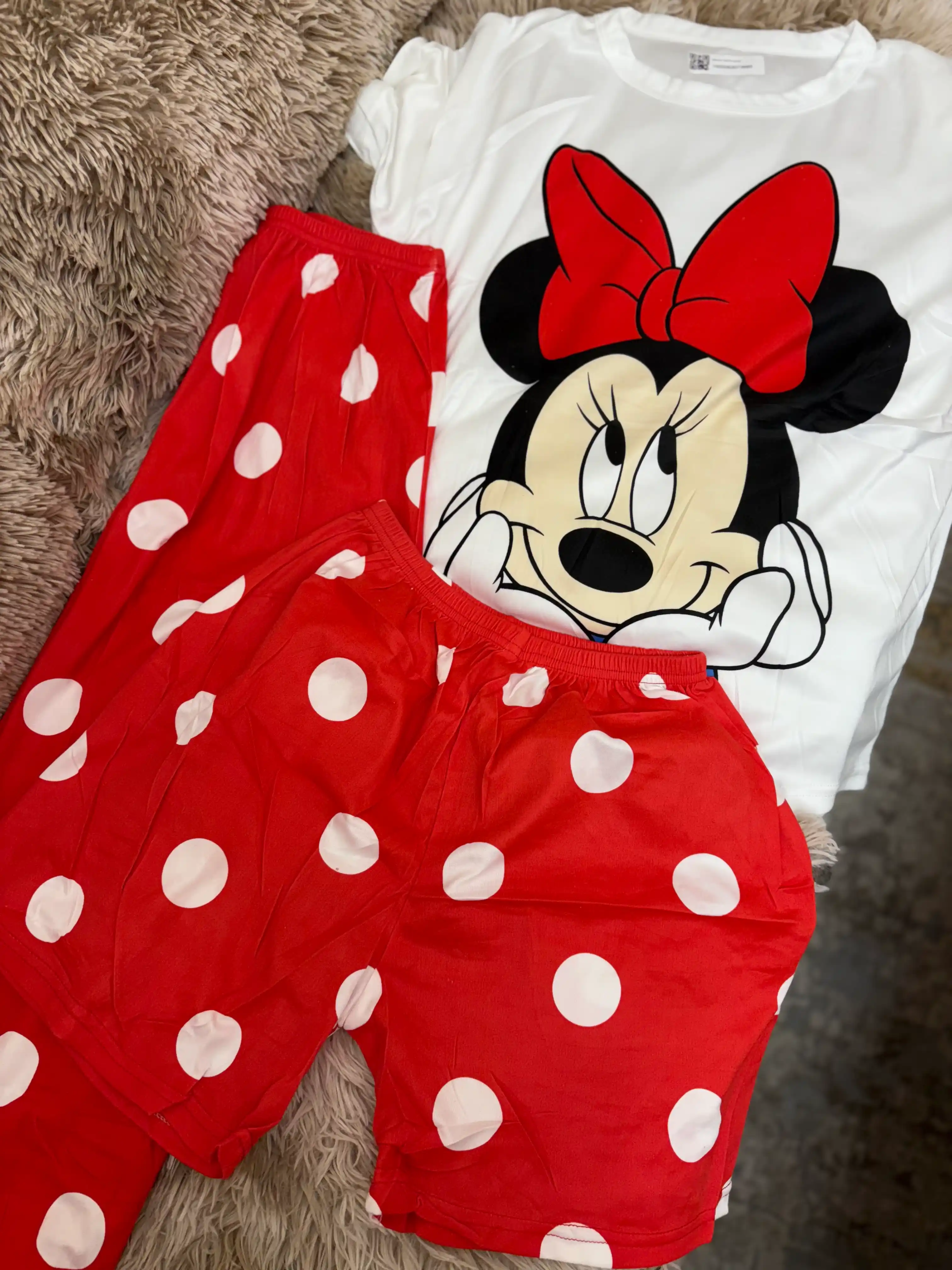Ayollar uchun pijama 3 qismli: futbolka, shim, shortik. Yumshoq va qulay uy va uyqu uchun