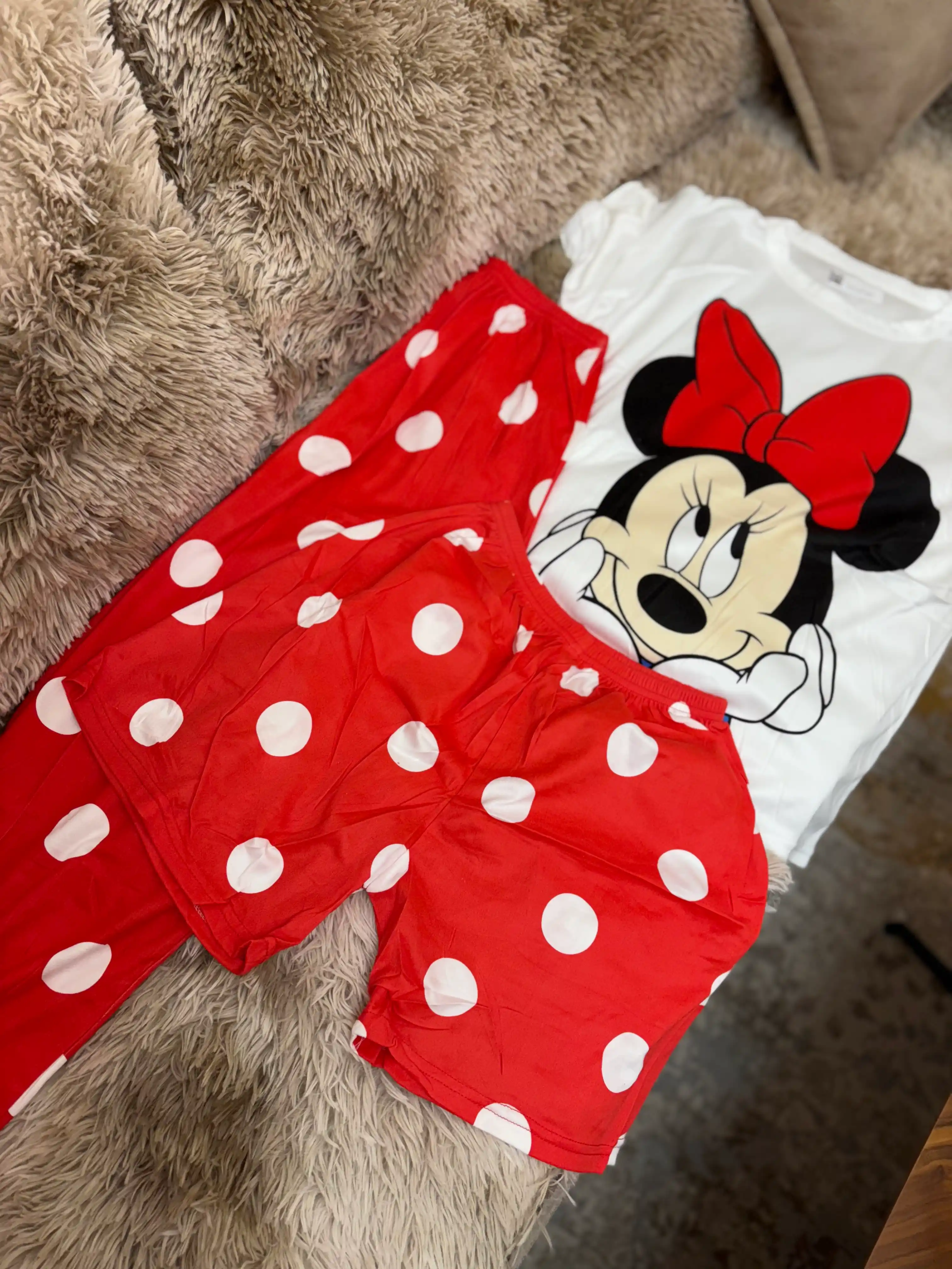 Ayollar uchun pijama 3 qismli: futbolka, shim, shortik. Yumshoq va qulay uy va uyqu uchun