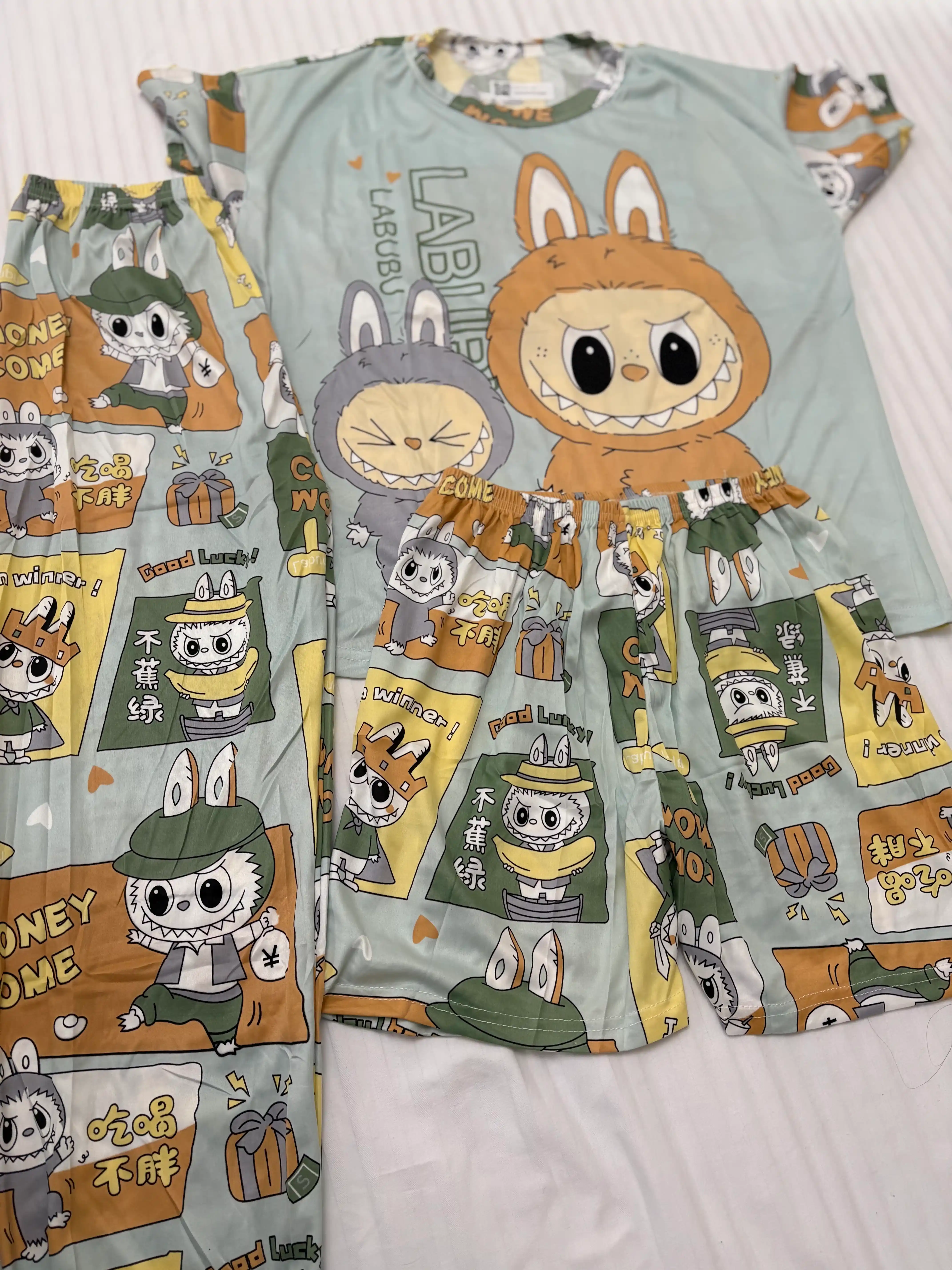 Ayollar uchun pijama 3 qismli: futbolka, shim, shortik. Yumshoq va qulay uy va uyqu uchun