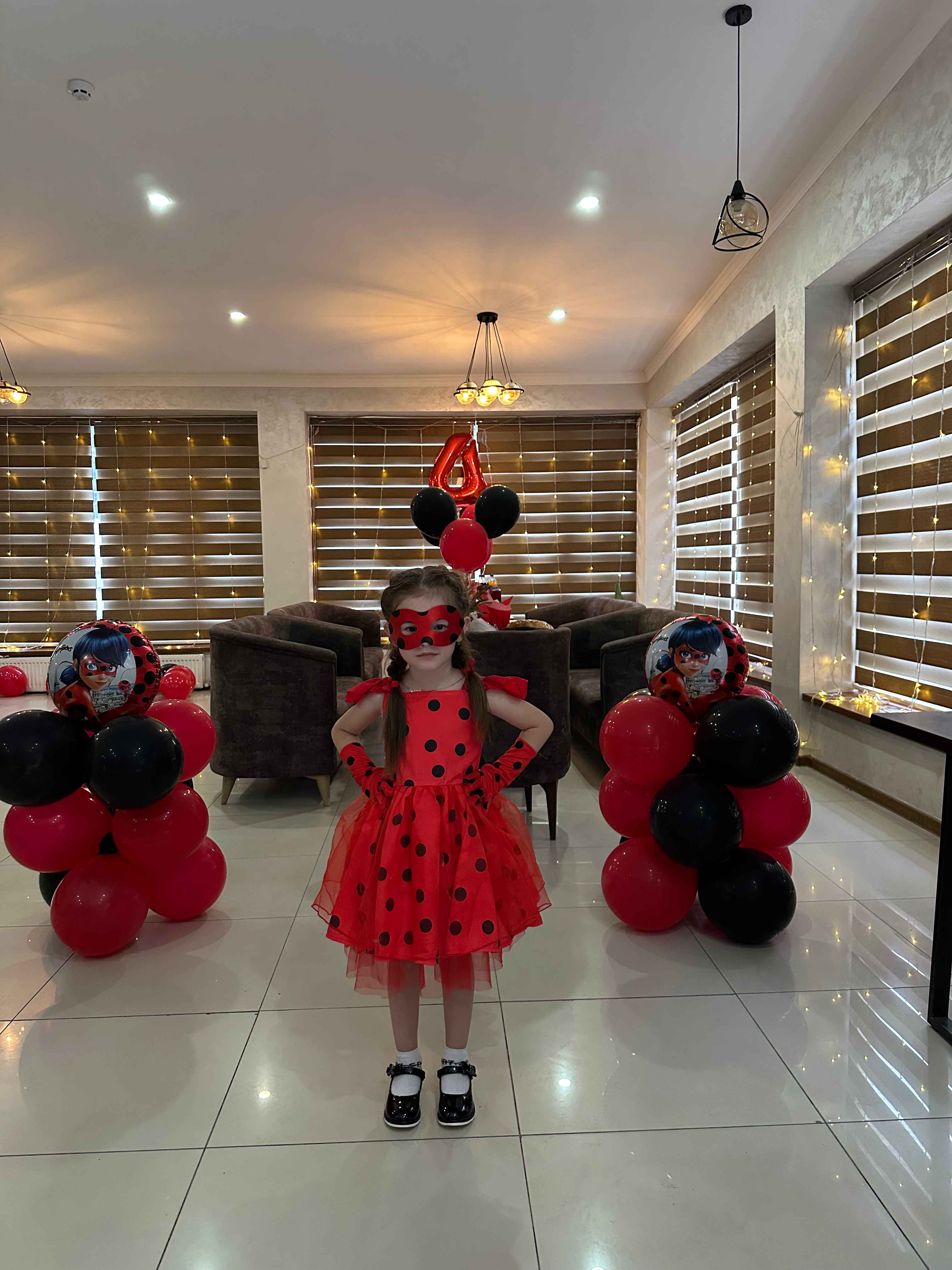 Qizlar uchun liboslar va kostyumlar: Lady Bug, Elza, Jasmin, Malika Safiya, K-pop Hunter X
