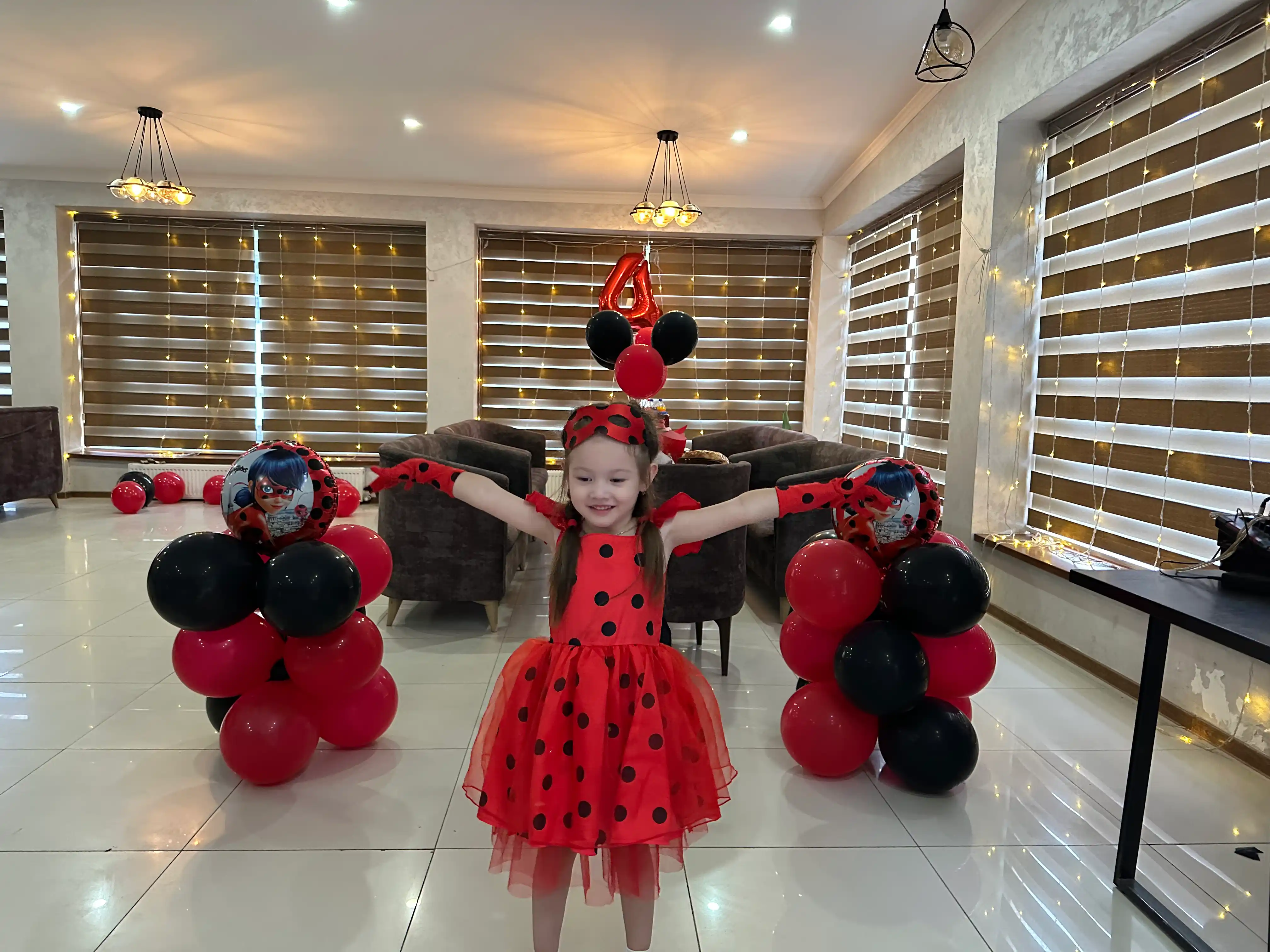 Qizlar uchun liboslar va kostyumlar: Lady Bug, Elza, Jasmin, Malika Safiya, K-pop Hunter X