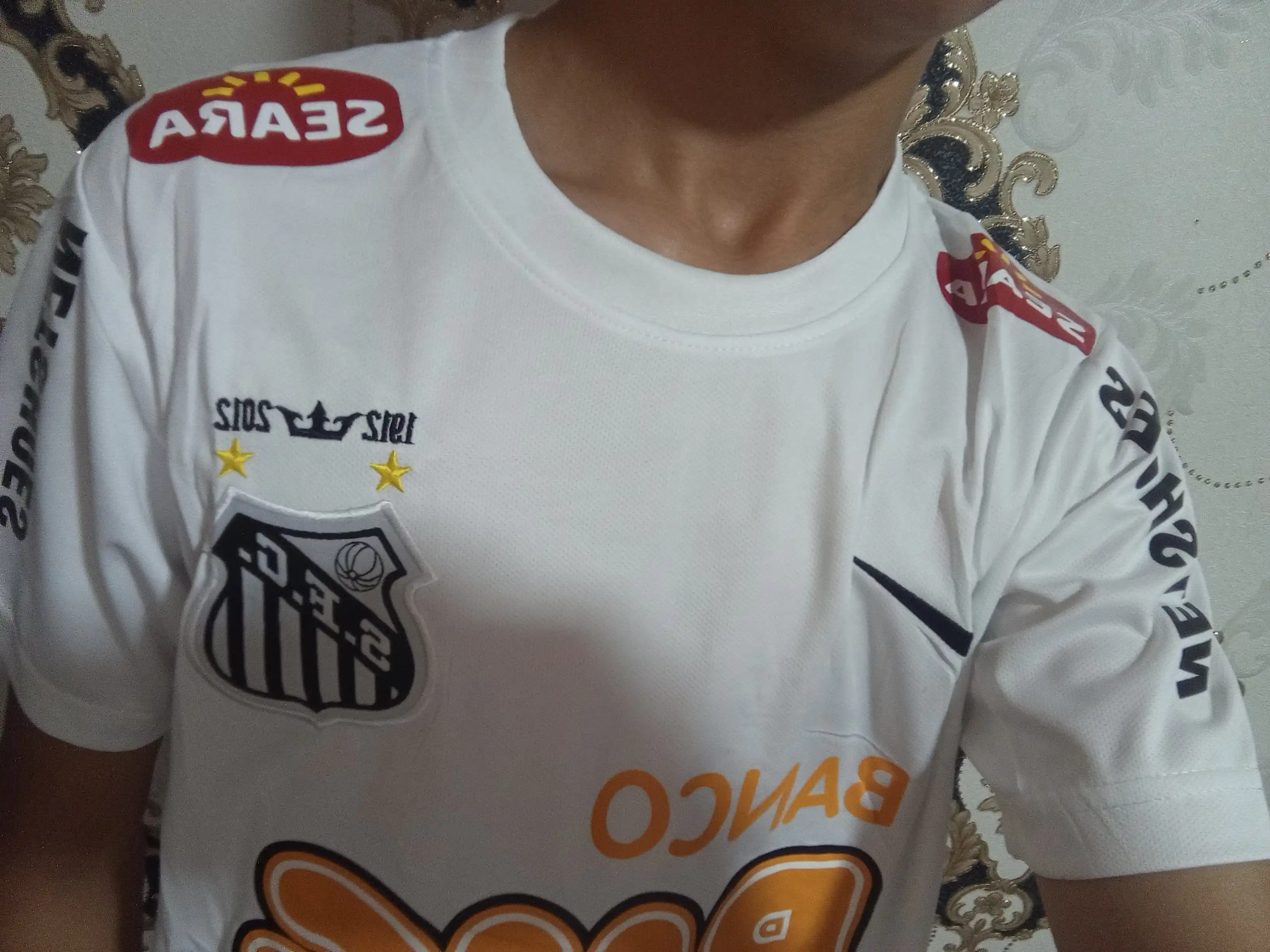 Neymarning Santosdagi klassik oq libosi - oddiylik va afsonaviy uslub