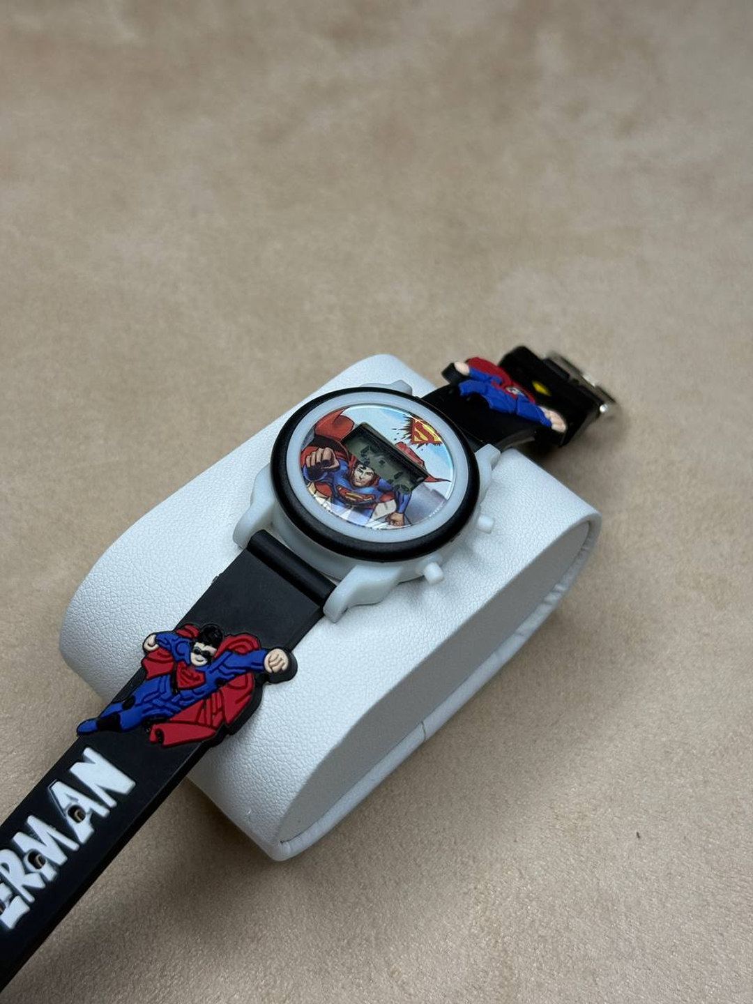 Qizlar onanistning qo‘l telefonida erkalab turganini tasvirga olishdi.