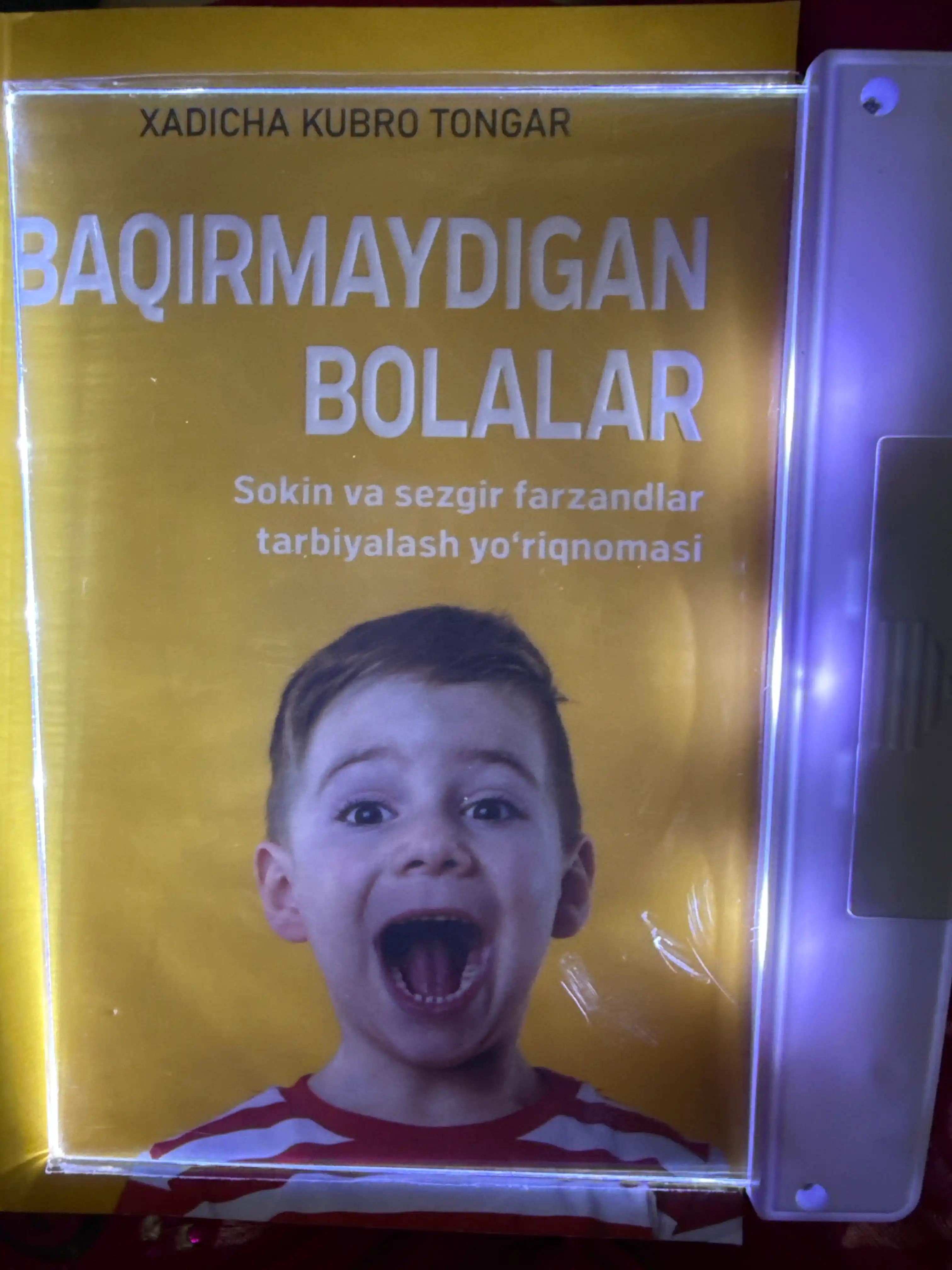 Qorong‘ida kitob o‘qish uchun yoritgich, 3 ta sovg‘a batareyasi