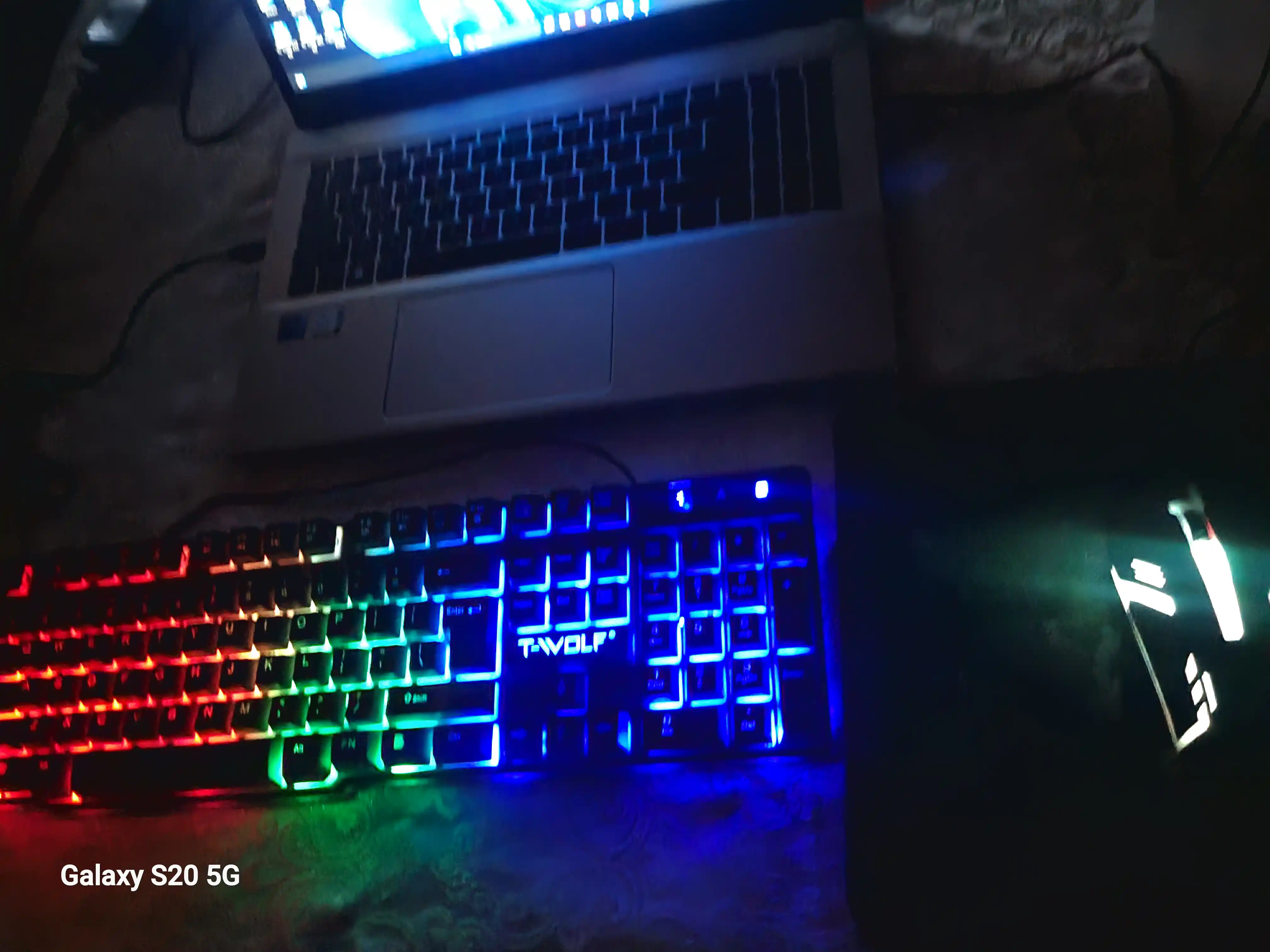 O'yin uchun smart klaviatura va sichqoncha RGB yoritgichi bilan, LED chiroqli