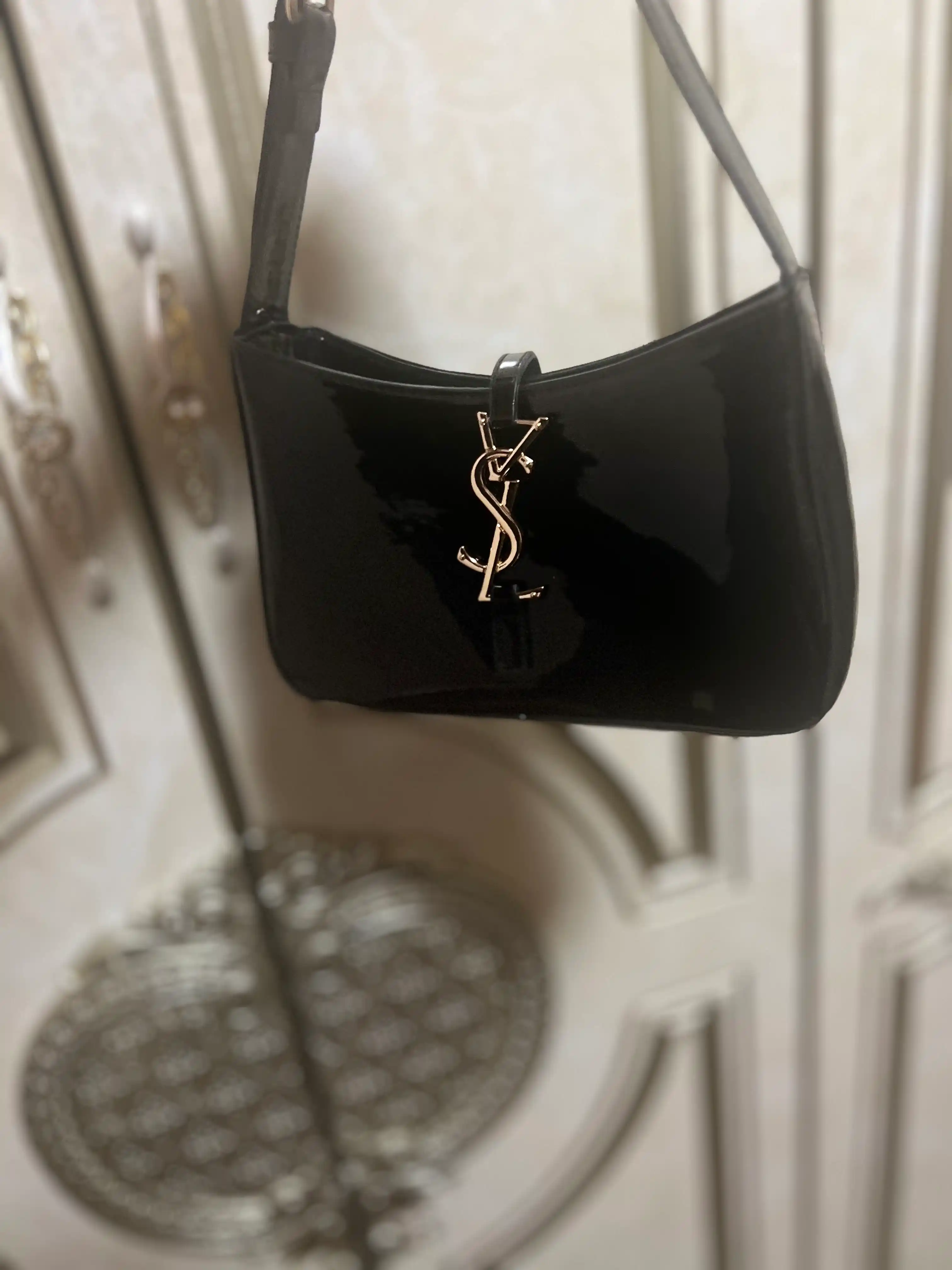 Ayollar nafis sumkasi, oltin rangli furnituraga ega, laklangan charm