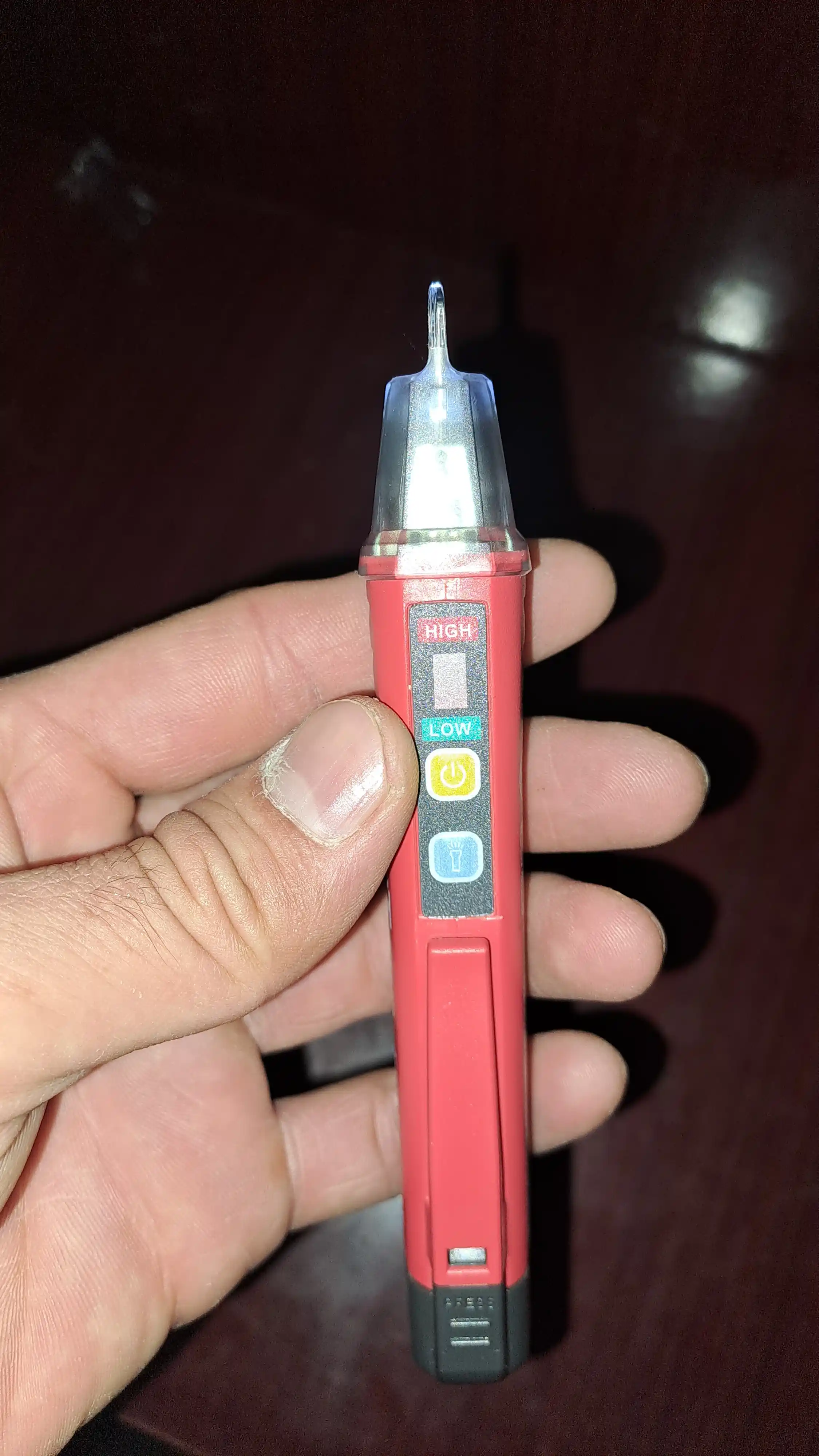 Kontaktsiz detektor, indikator UNI-T UT12D