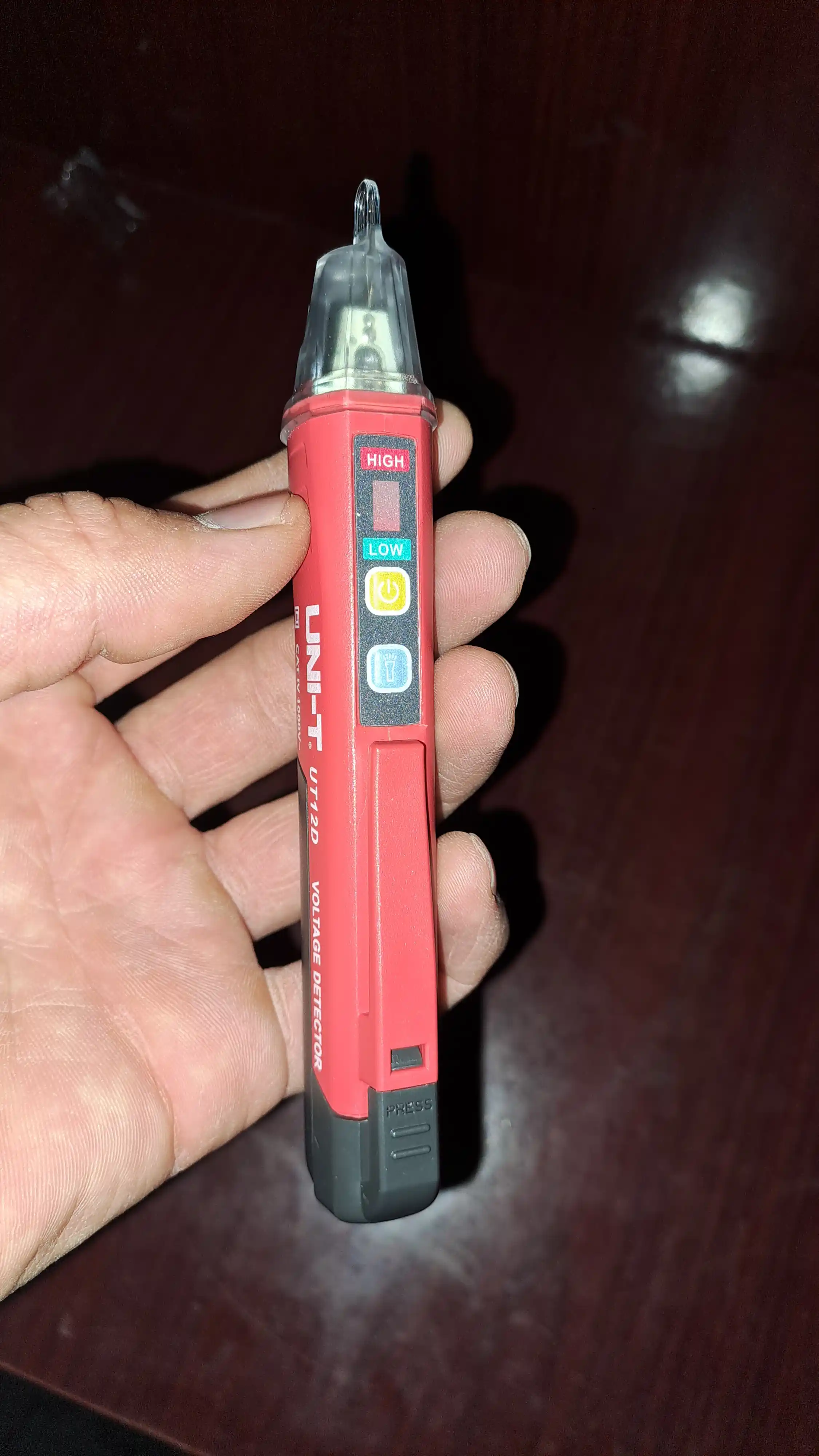 Kontaktsiz detektor, indikator UNI-T UT12D