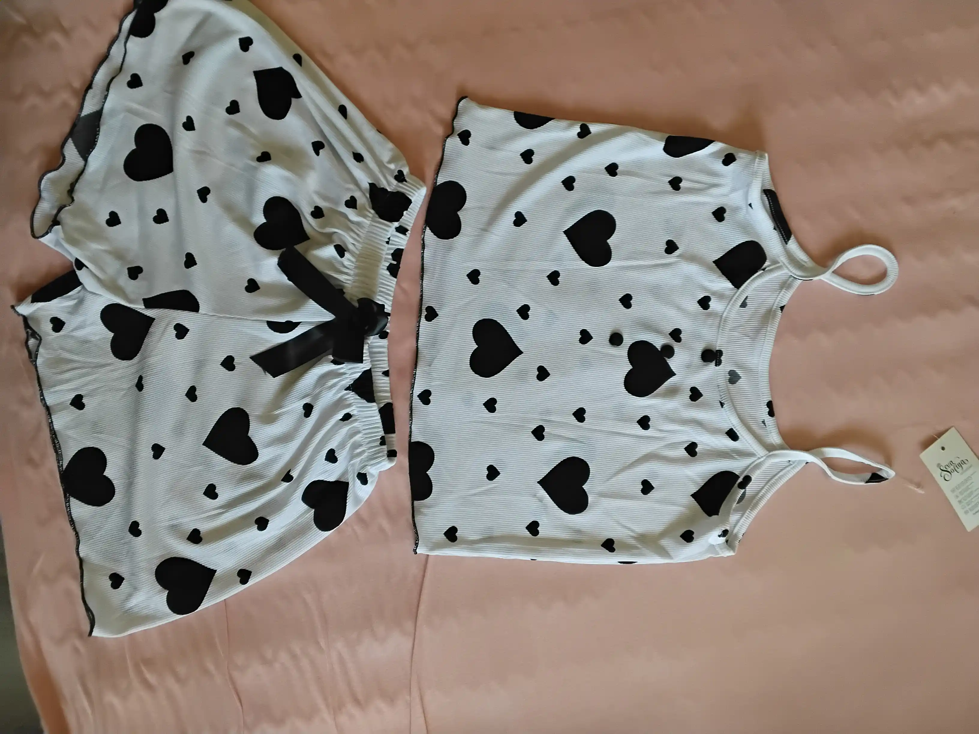 Ayollar uchun pijama to'plami, top va shorti
