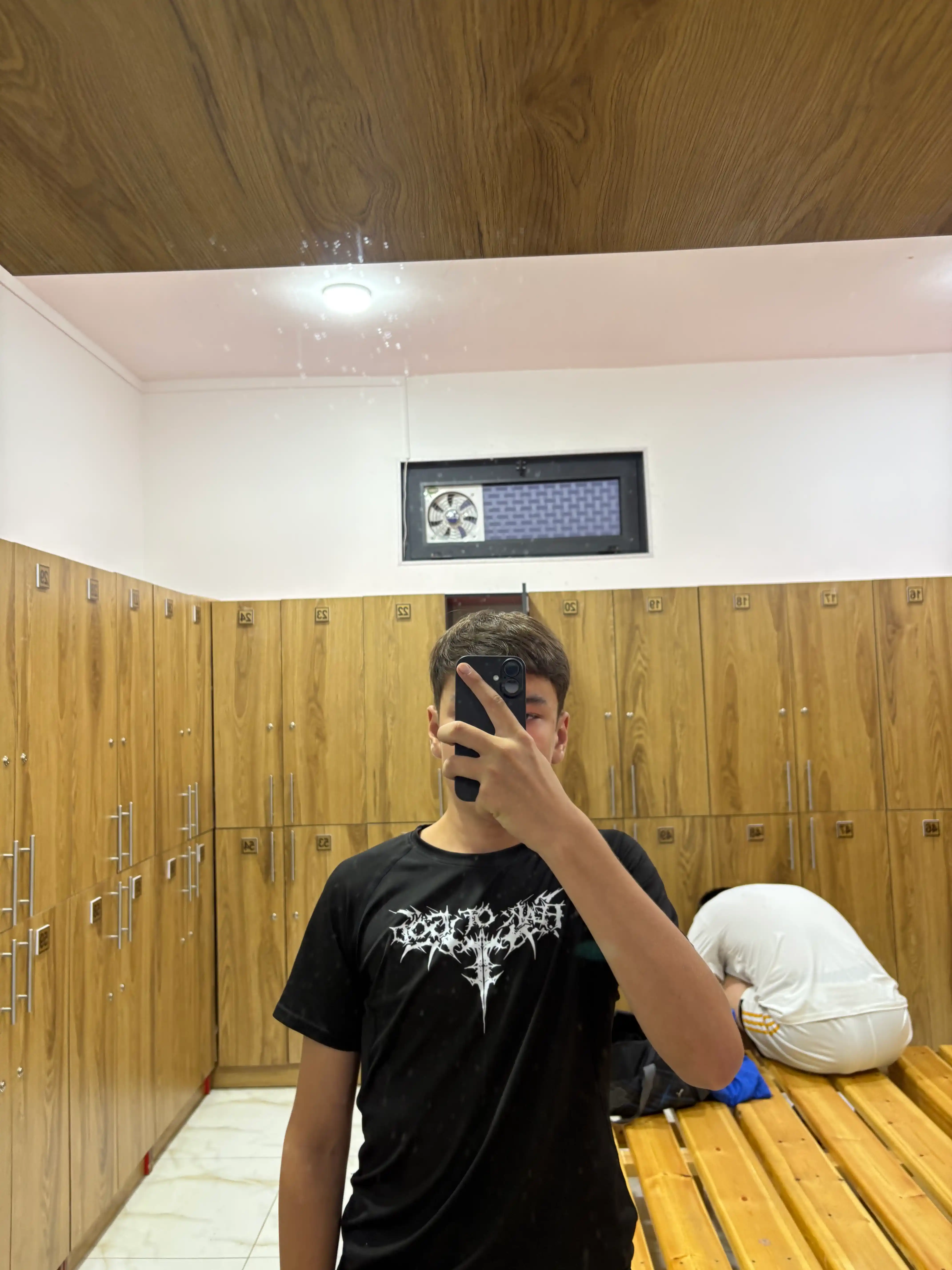 Futbolka va longslivlar fitness va sport uchun