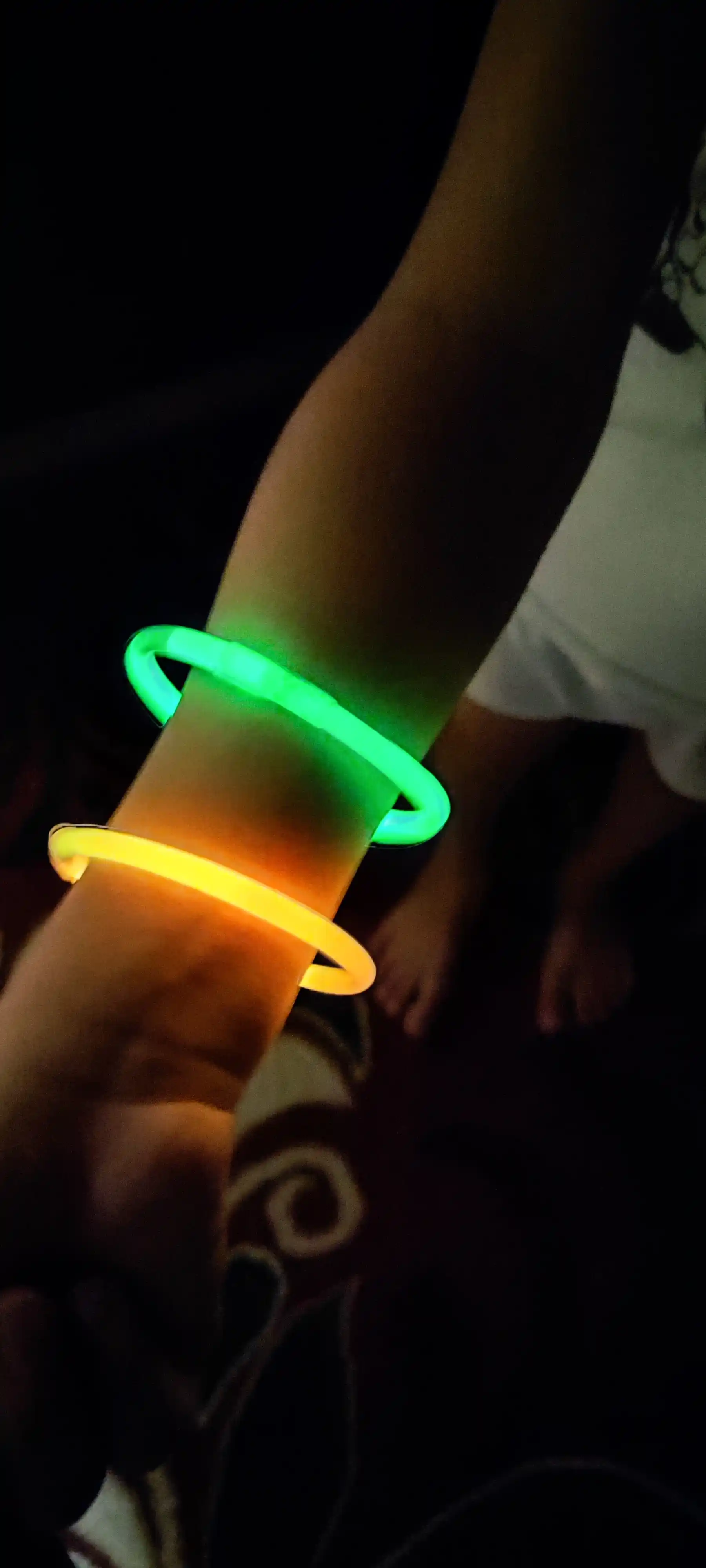 Neon nur sochuvchi tayoqchalar va fosfor bilaguzuklar, 10, 15, 20, 30,50 dona, 20 sm
