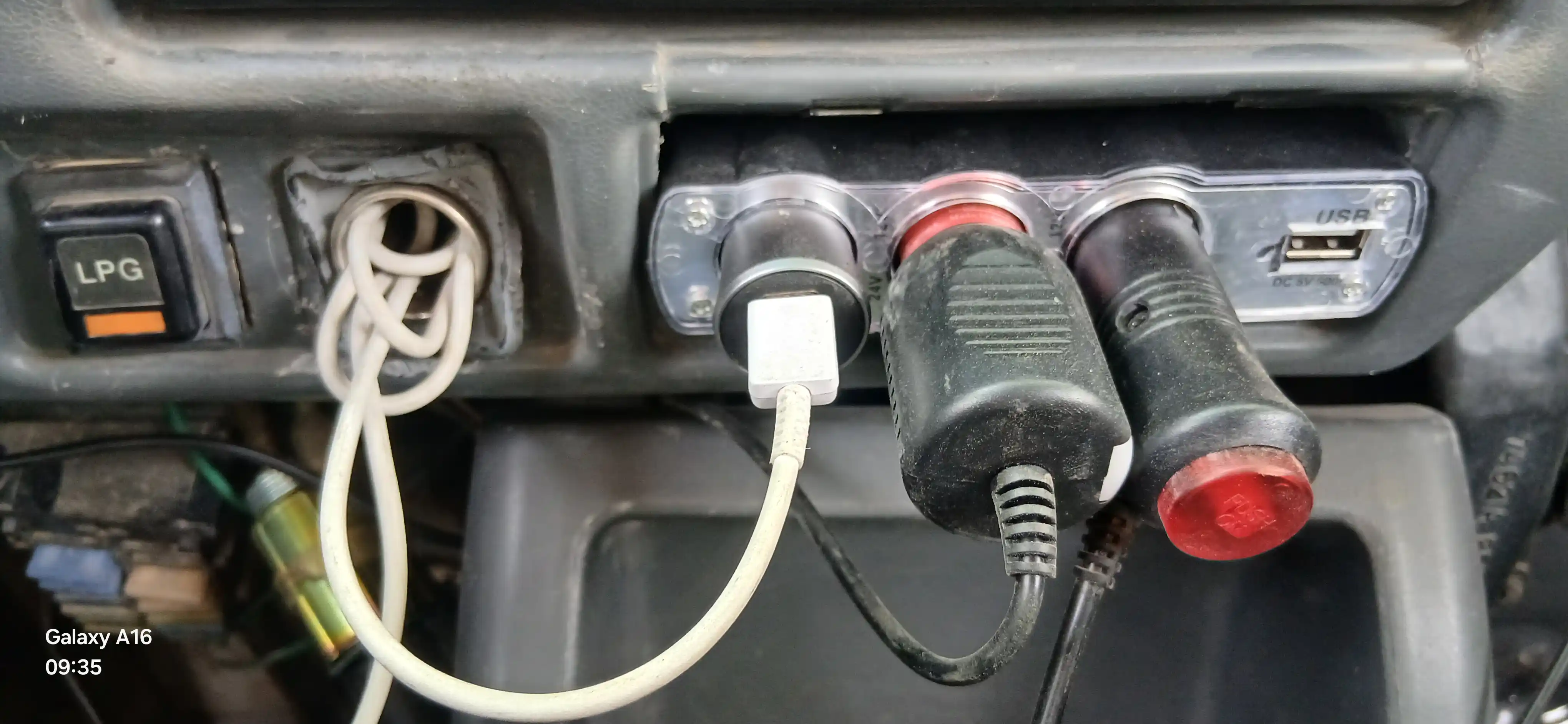 Тройник разветвитель прикуривателя c 3 гнездами и с USB, автозарядка