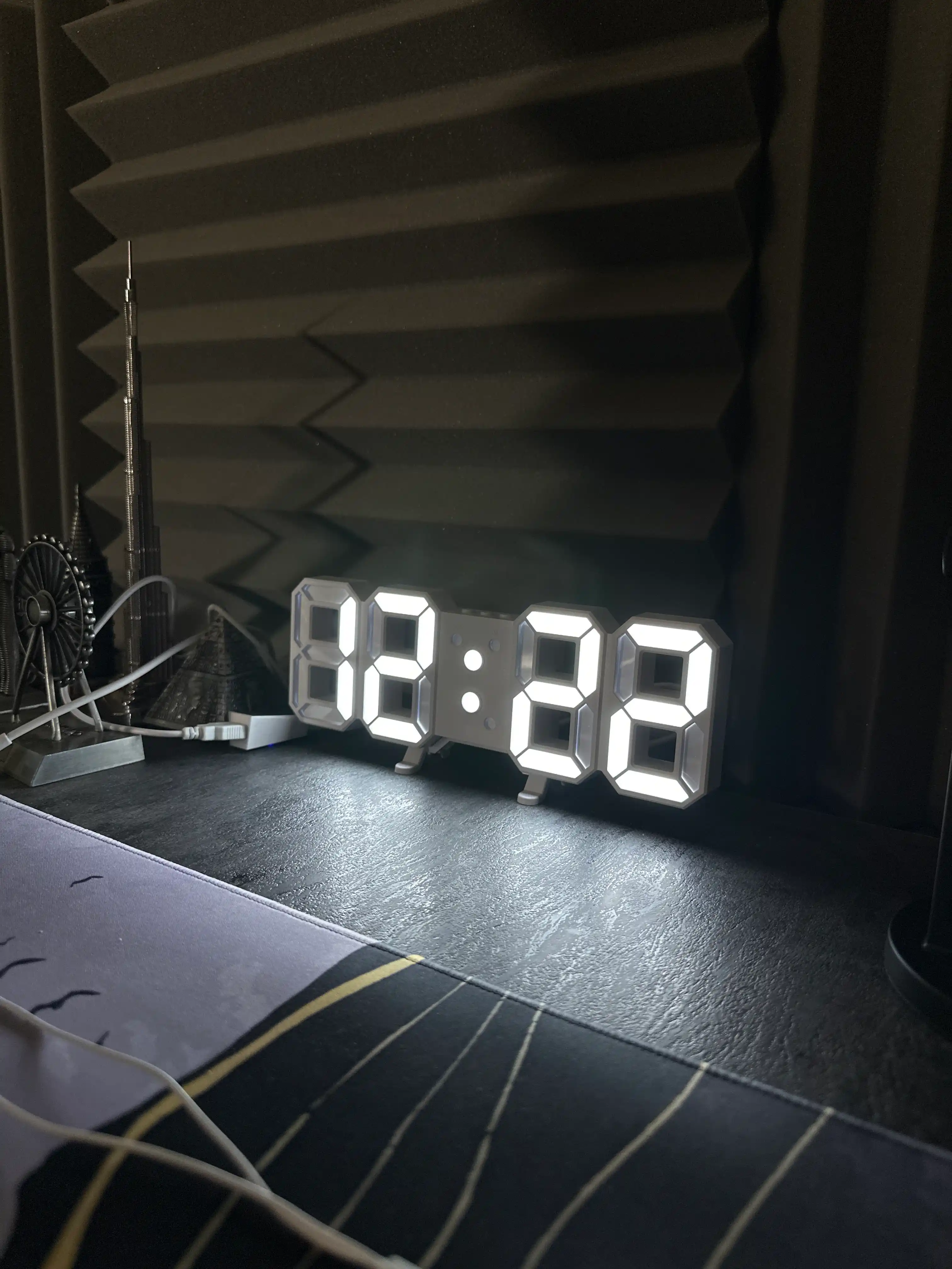 Ish stoli elektron soat-budilnik, LED, raqamli
