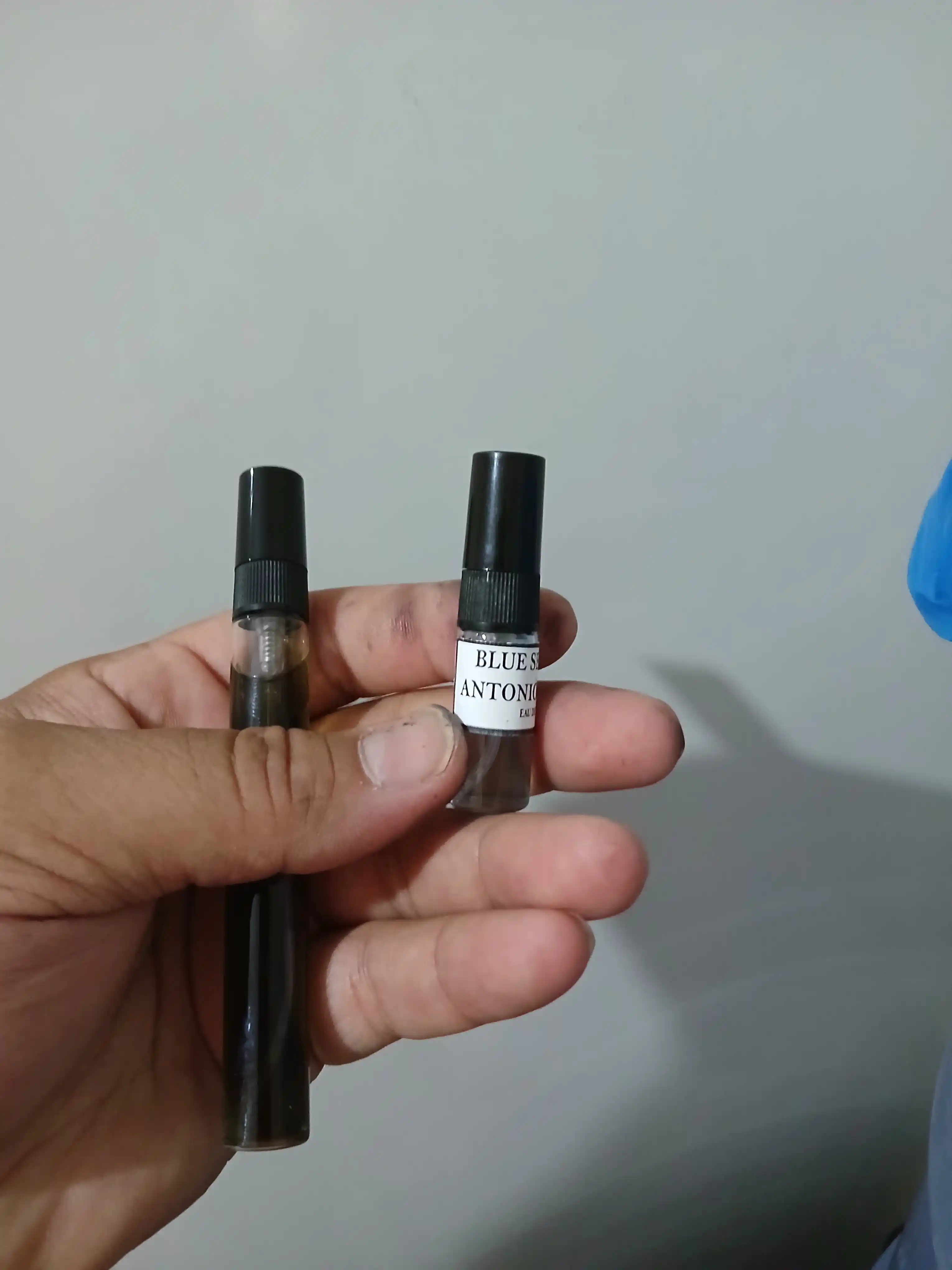 Atir blue, parfyum suvi Antonio Banderas Blue Seduction-ga asoslangan
