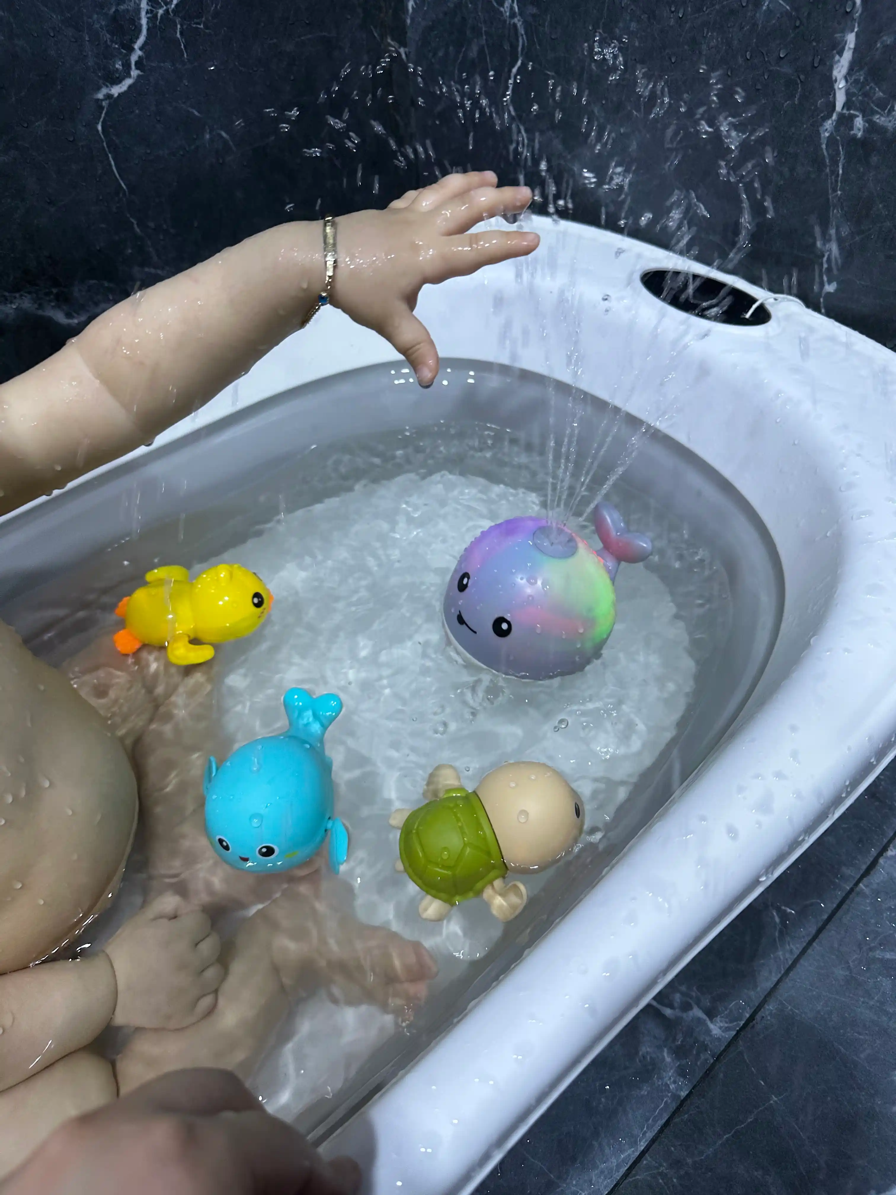 Игрушка для купания в ванной, кит с фонтаном и подсветкой