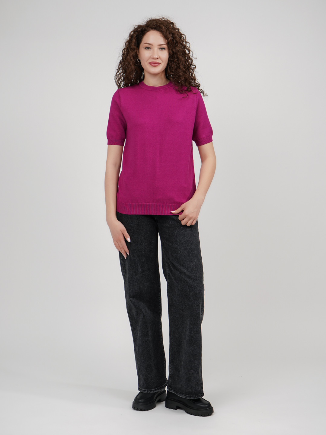 Katta sikli qora tanli yigitlarning porno guruhi taxminan oq ayolni sikishadi