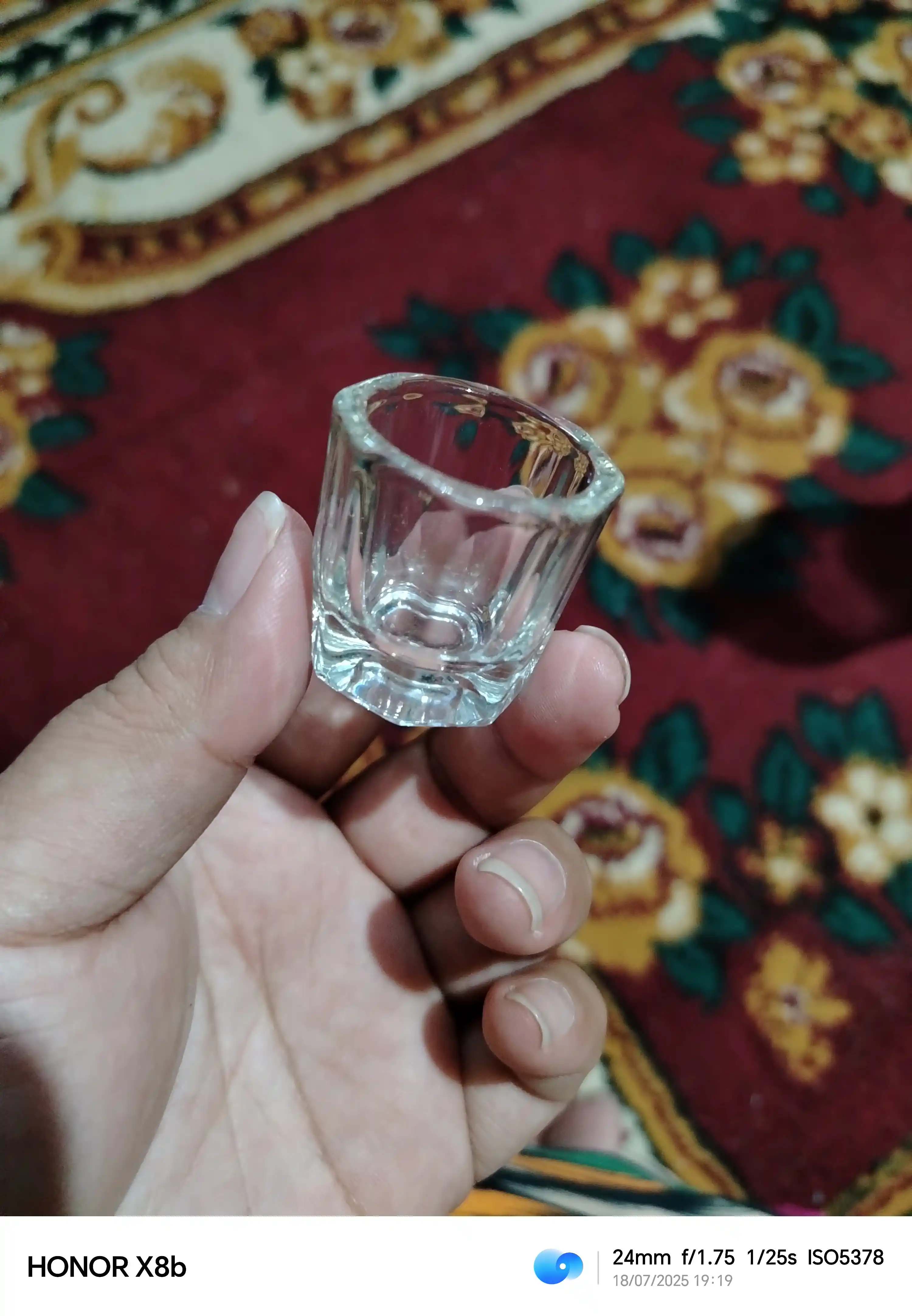 Xina va Lashop bo‘yog‘ini suyultirish uchun shisha stakan