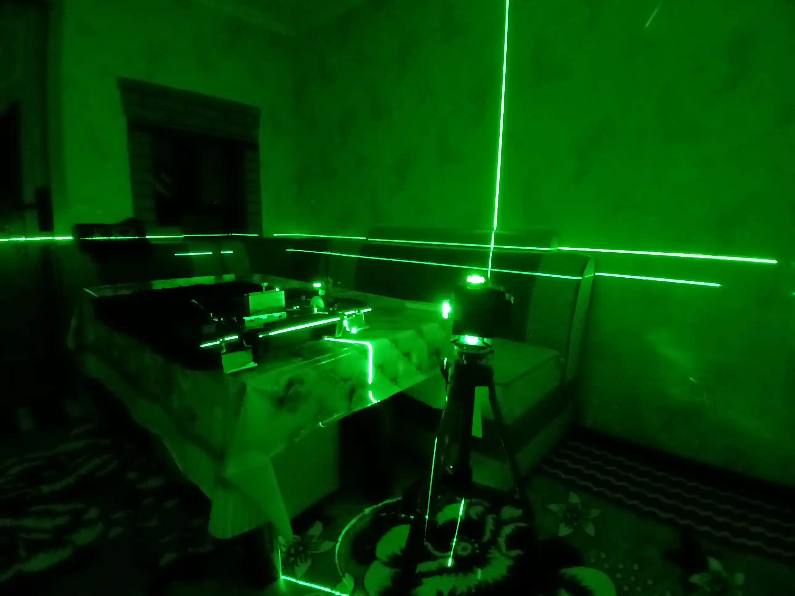 Lazer darajasi 4D, daraja, 360 daraja, 16 qator, tripod va ikkita batareya bilan