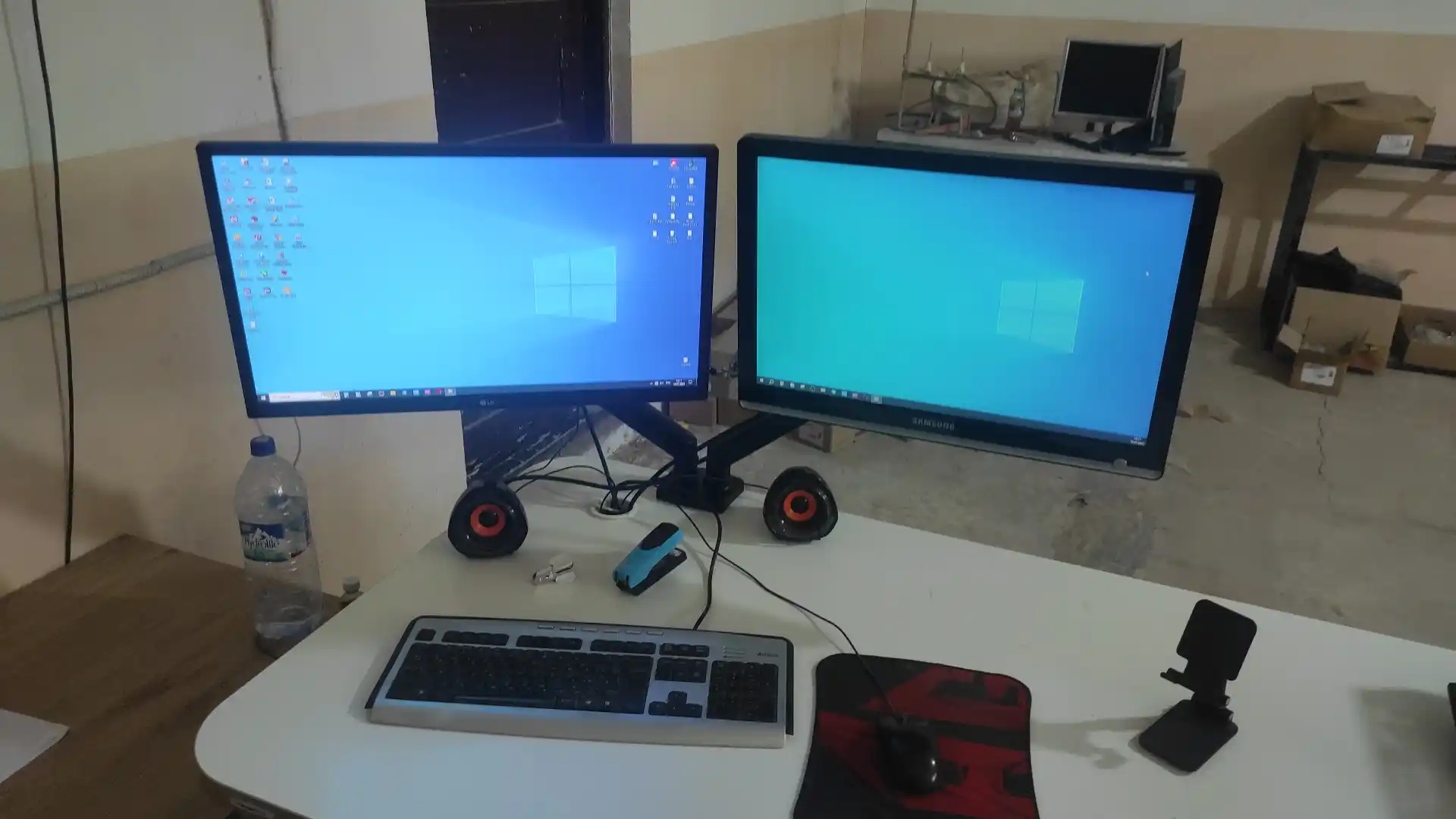 Monitor va televizor uchun stol kronshteyni