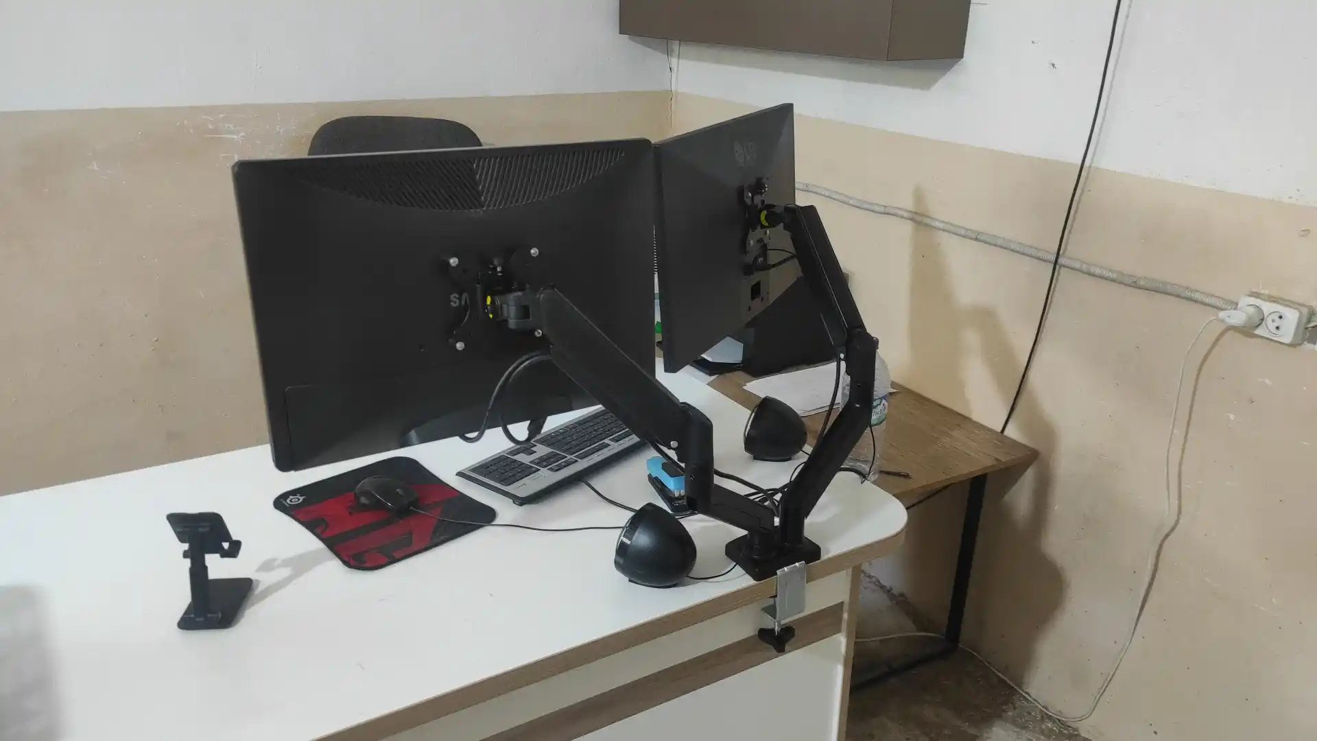 Monitor va televizor uchun stol kronshteyni