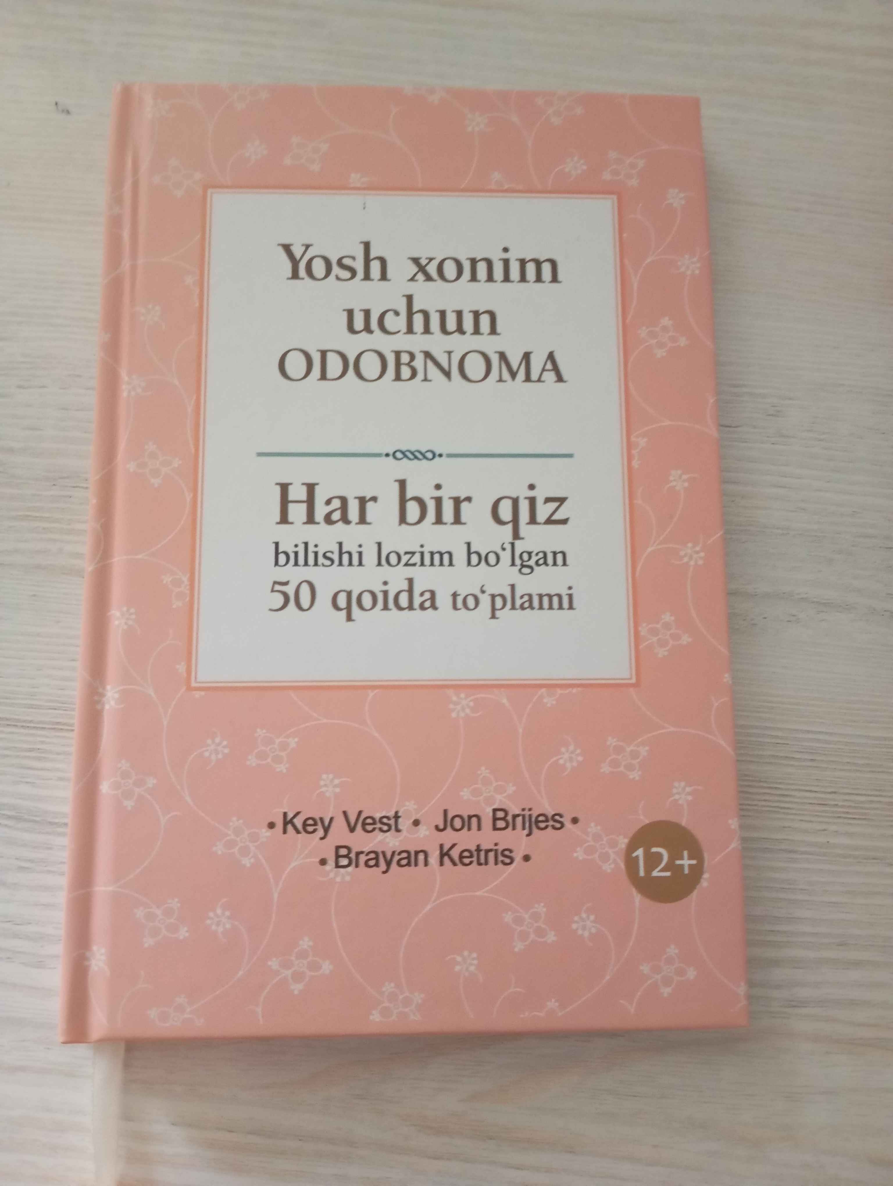 Yosh xonimlar yigitni ularga minus berishga kondirishdi. Yosh xonimlar yigitni ularga minus berishga kondirishdi.