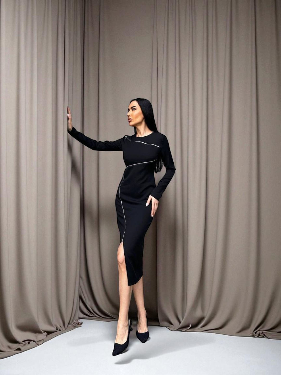 Orqa qismidagi tirqishli kiyinish Orqa qismidagi tirqishli kiyinish