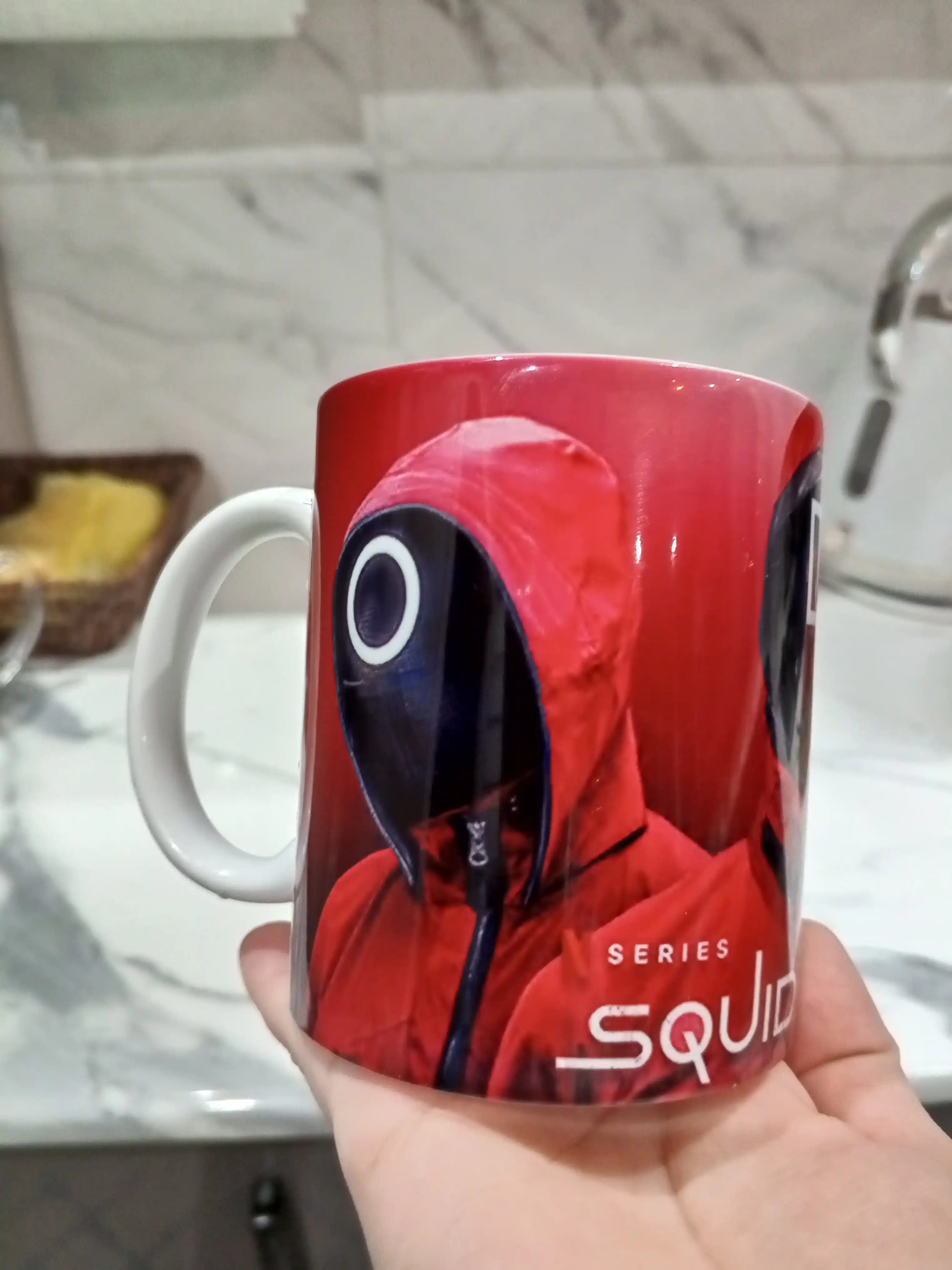 Sovg'a uchun krujkalar "Kalmar O'yini" qahramonlari bilan, 330 ml