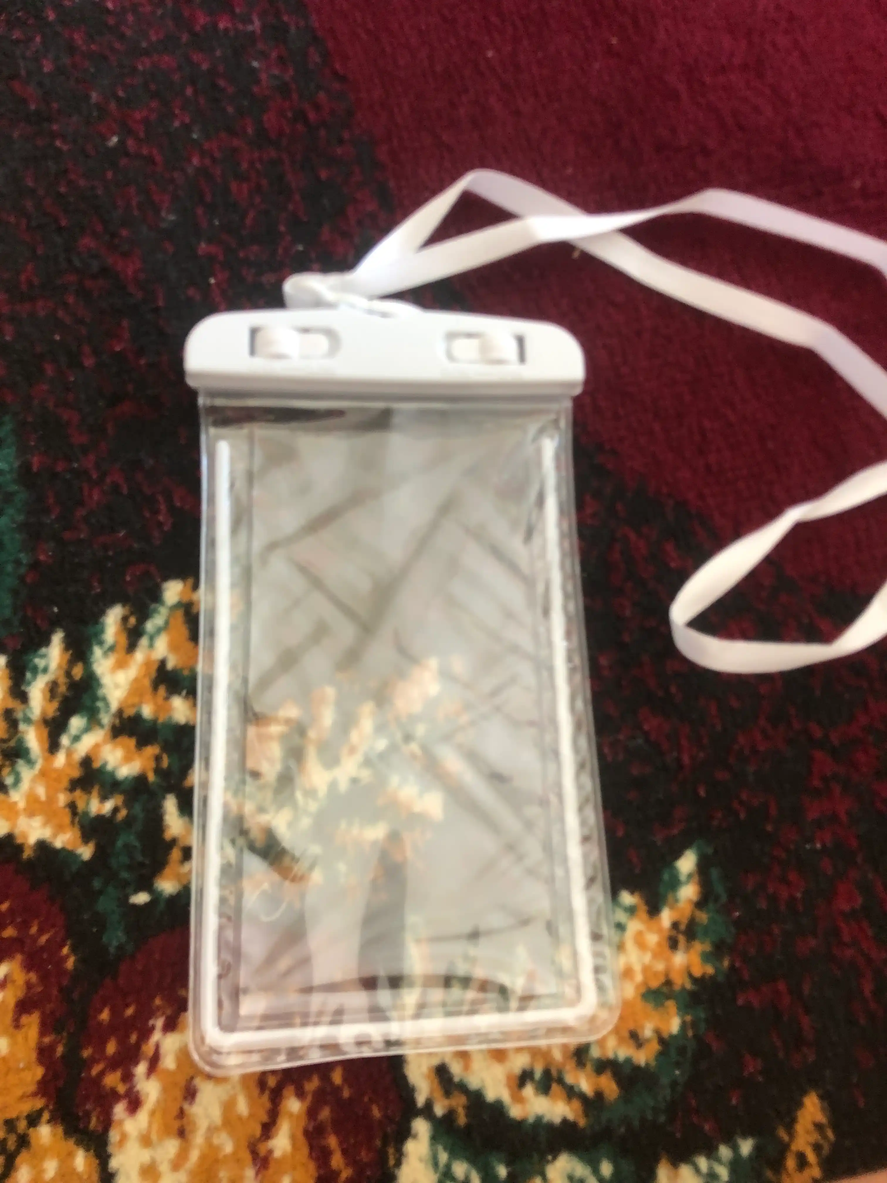 Suv o'tkazmaydigan telefon g'ilofi