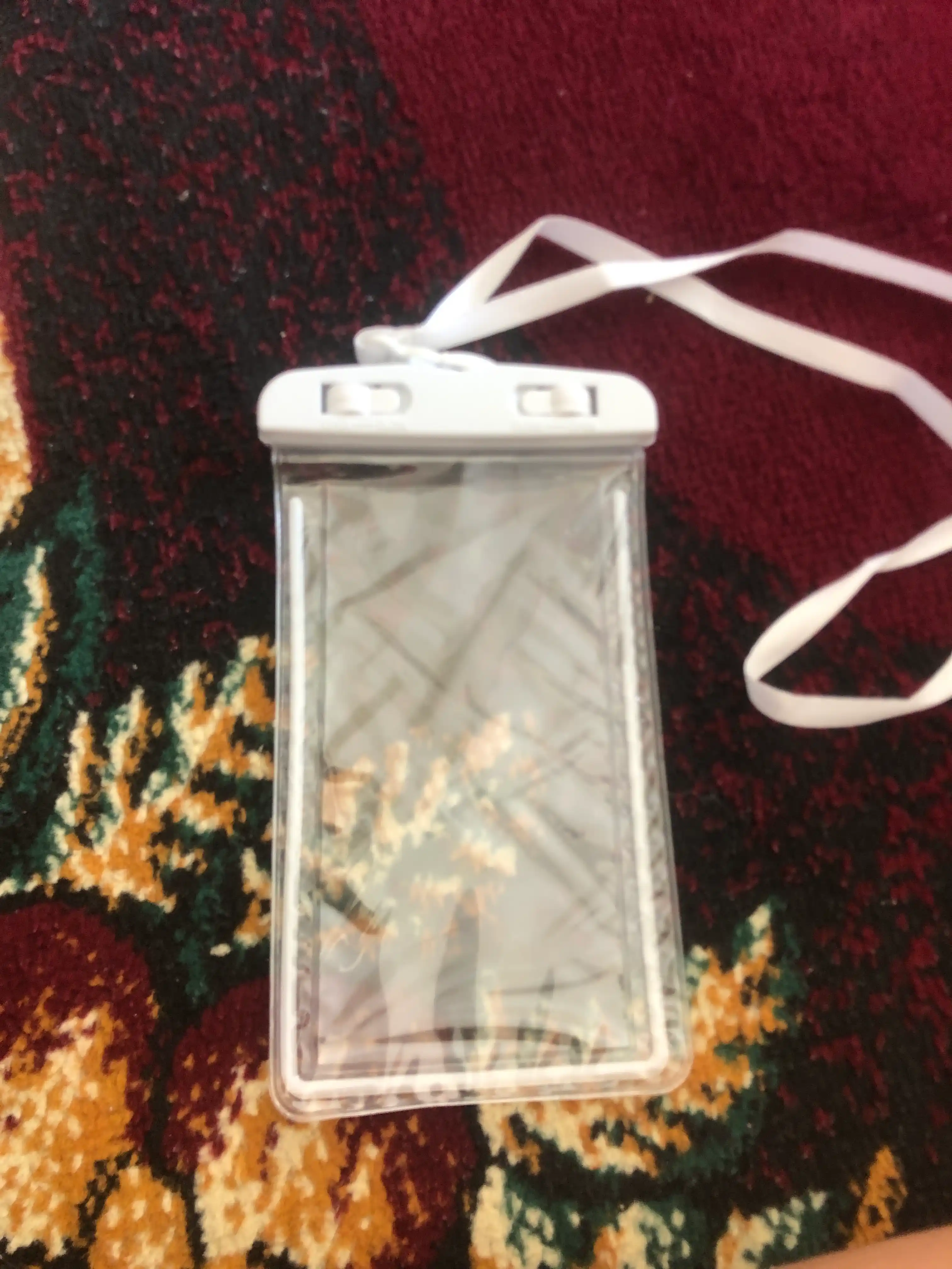 Suv o'tkazmaydigan telefon g'ilofi