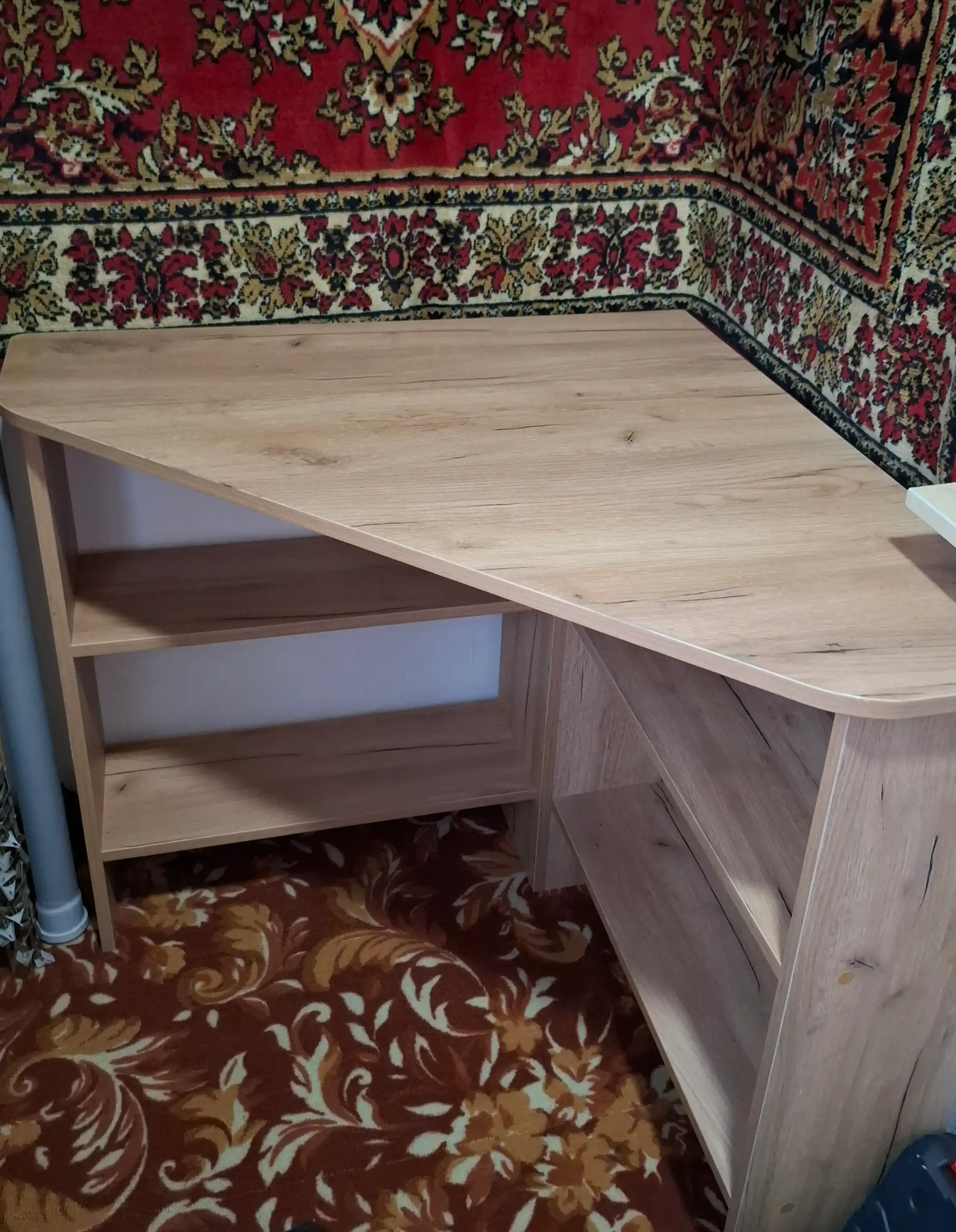 Угловой компьютерный стол