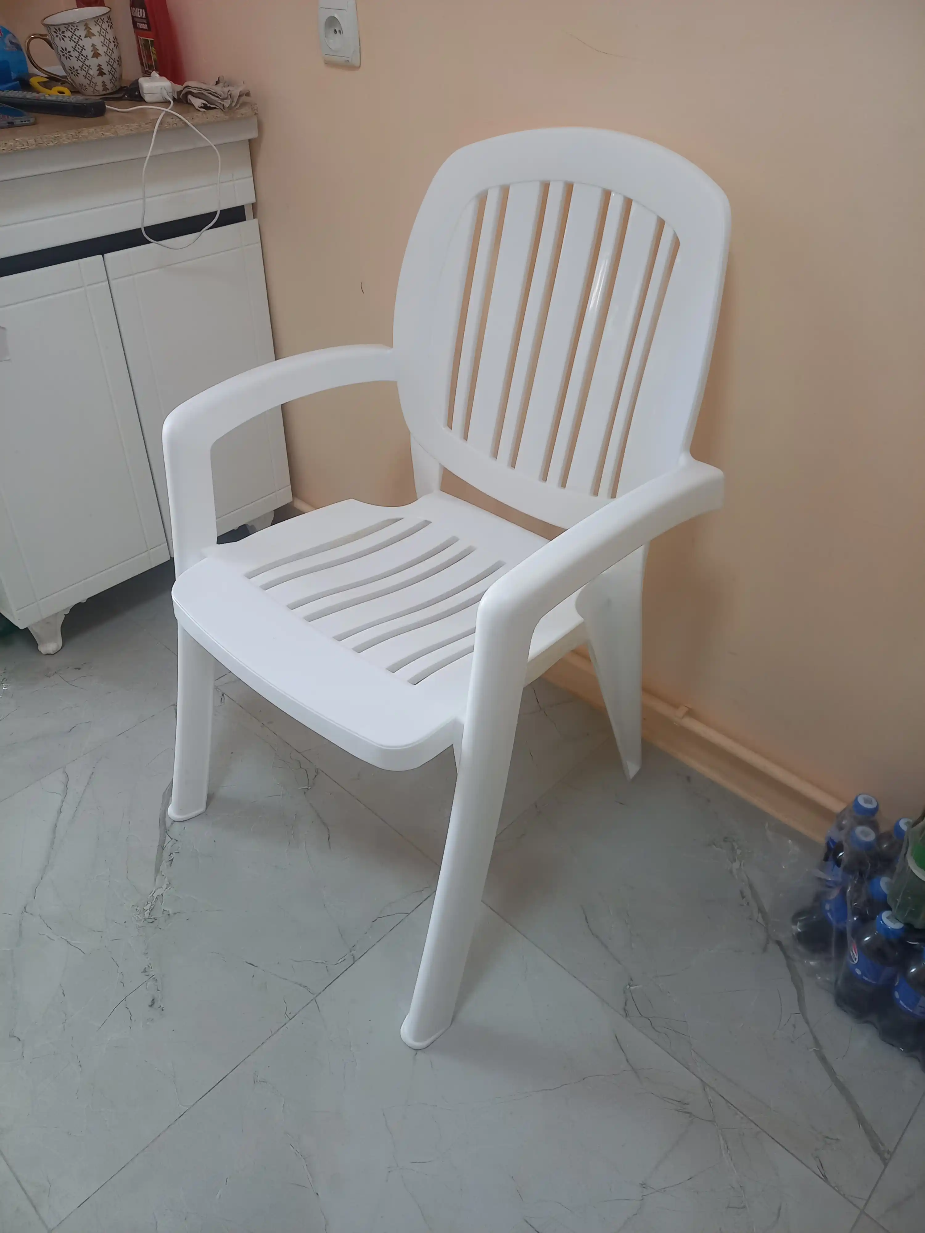 Пластиковый стул для двора и дома