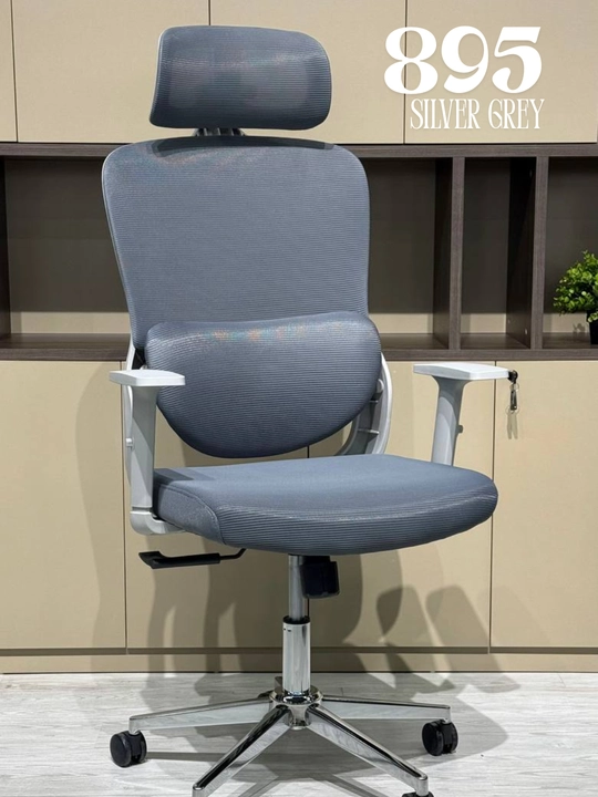 Orqa to'rli va sozlanishi elementlarga ega ergonomik ofis kreslosi - 
