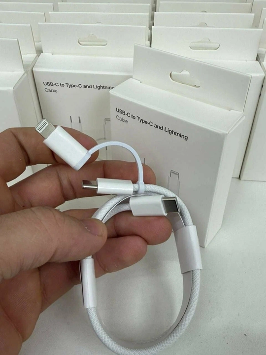 USB-C dan type-C va Lightning kabeliga o'ralgan tez zaryadlash