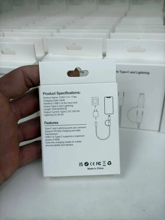 USB-C dan type-C va Lightning kabeliga o'ralgan tez zaryadlash