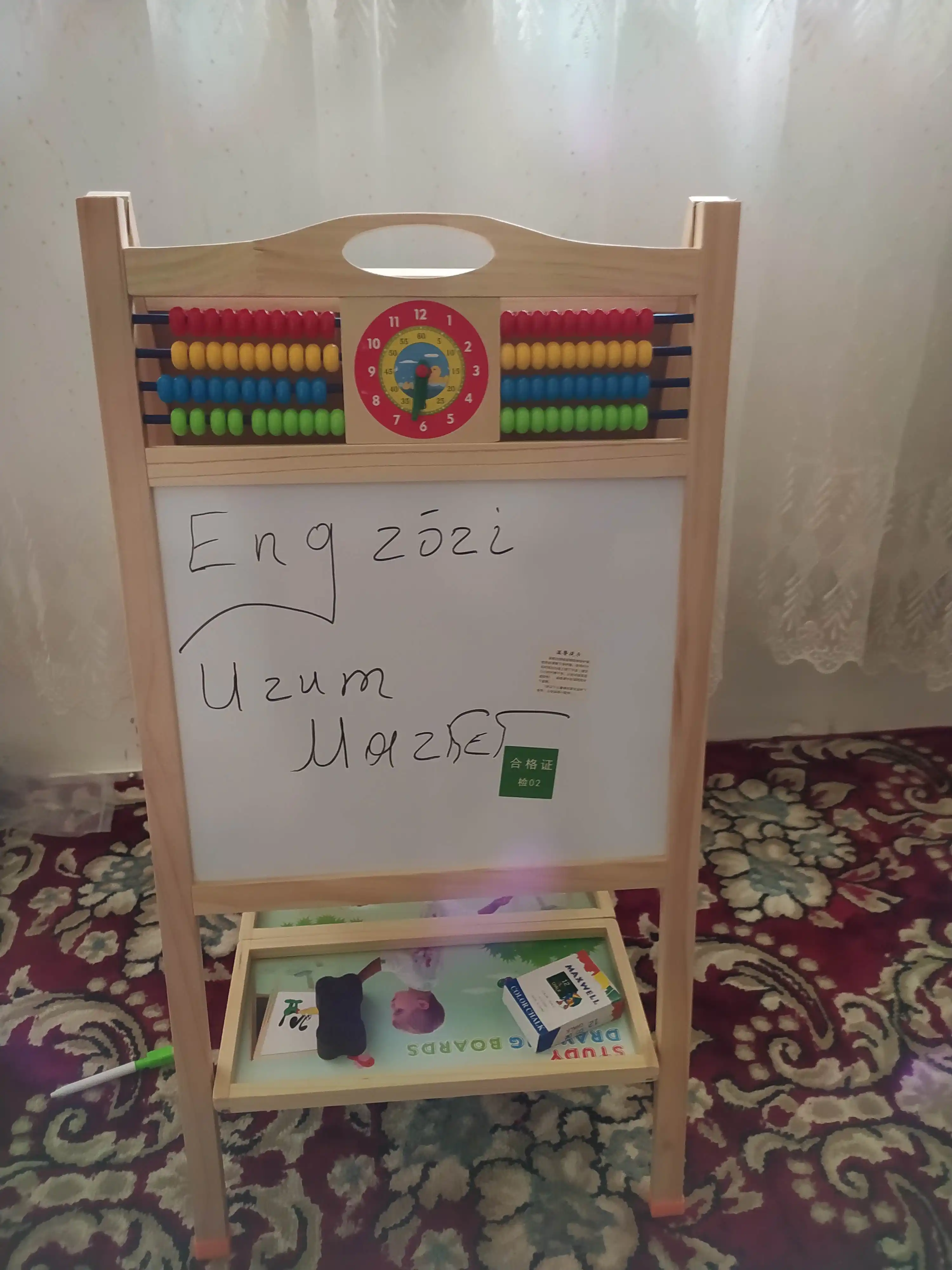 Bolalar molberti, bo'r va marker bilan, chizish uchun magnit doska