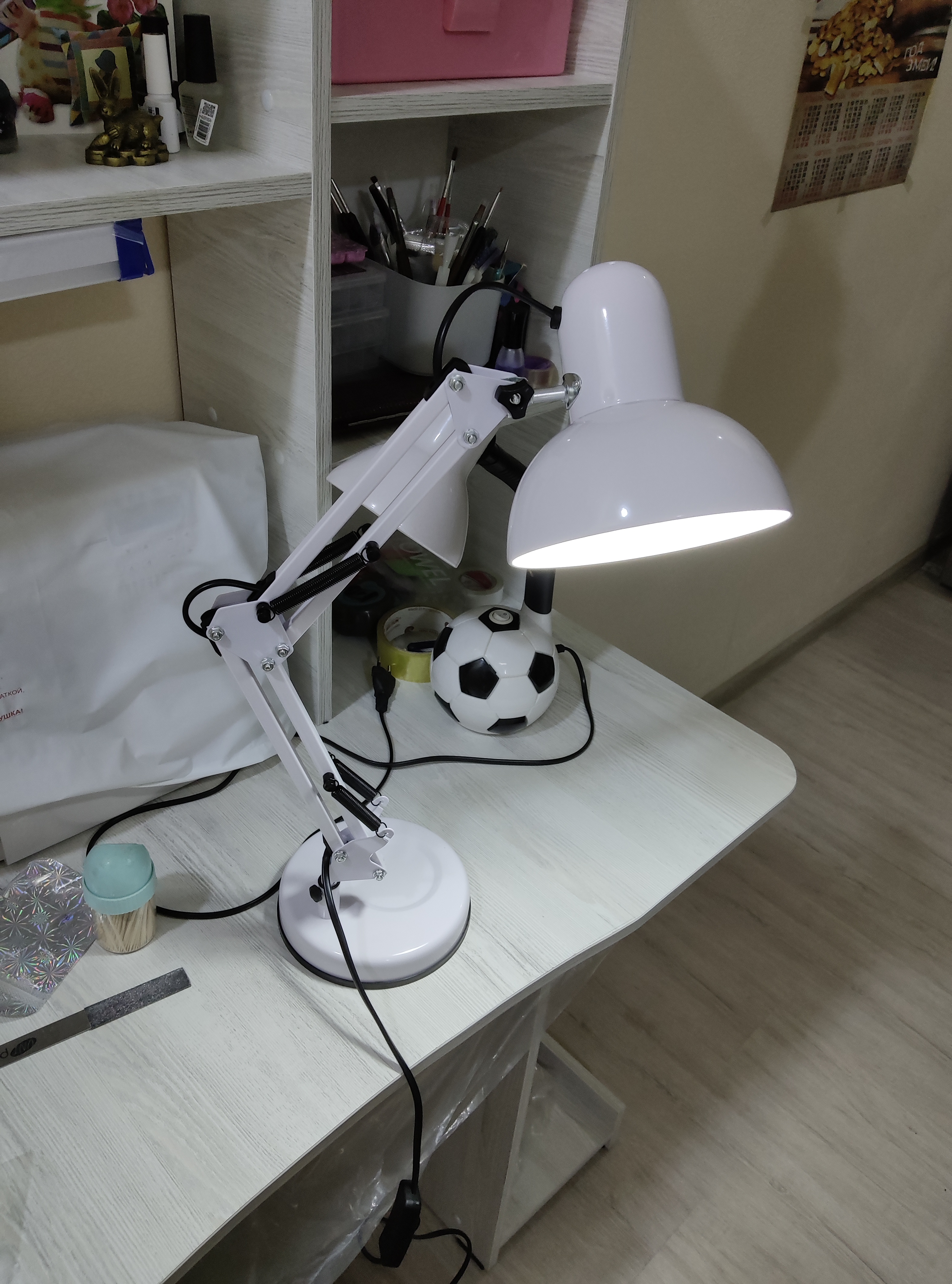Stol chiroq, Piksar lampasi, metal korpus o'quvchilar uchun svetilnik chiroq qora, oq rang