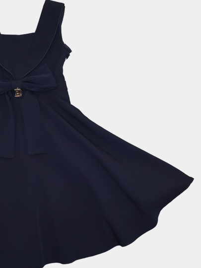 Eng chiroyli yalangoch ayol kokraklarining fotosuratlari U mushuk bilan vites ozgartirish dastagiga otirdi va keldi.