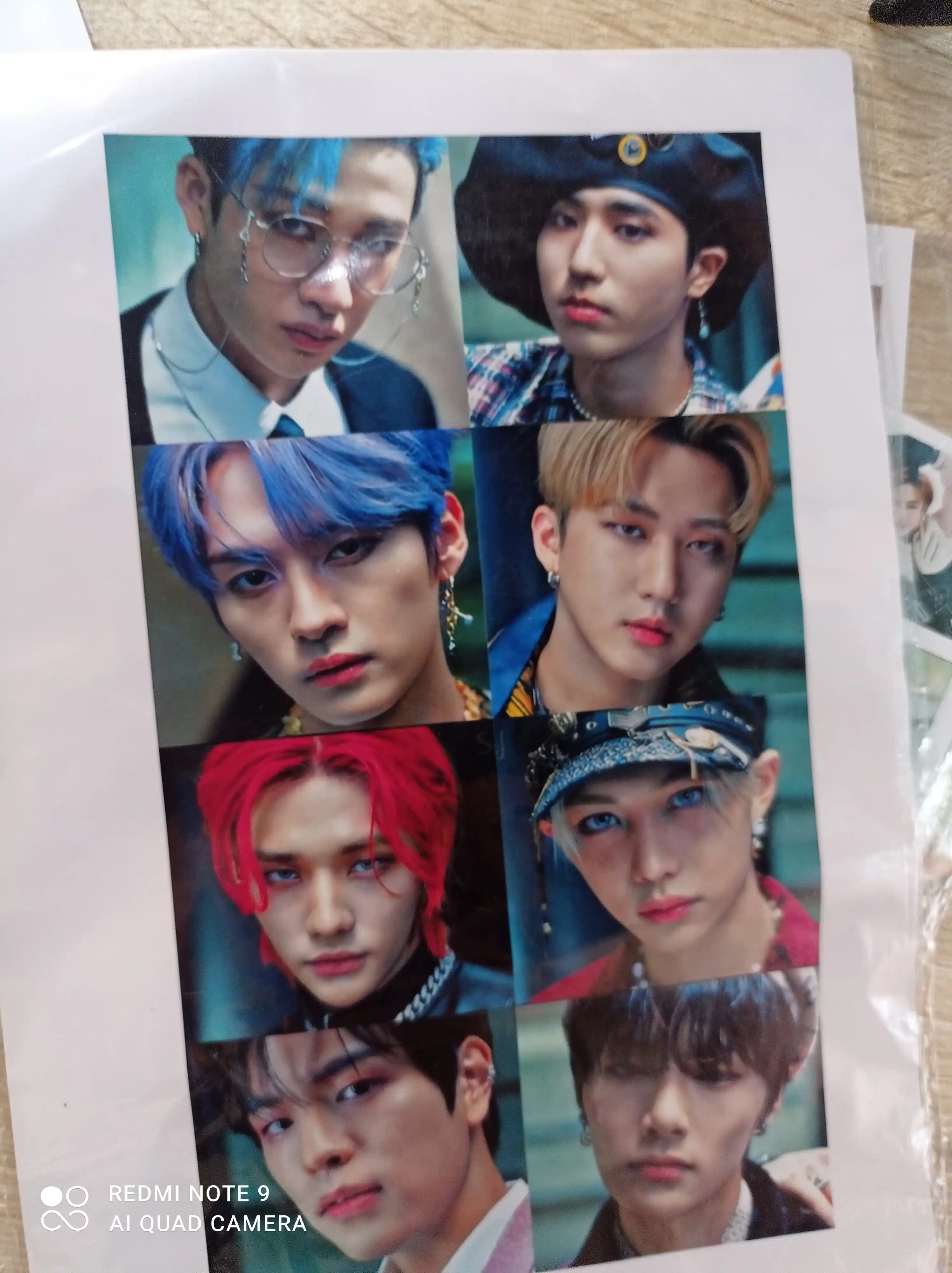 Stikerlar Stray kids guruhi bilan, o'zi kesiladigan