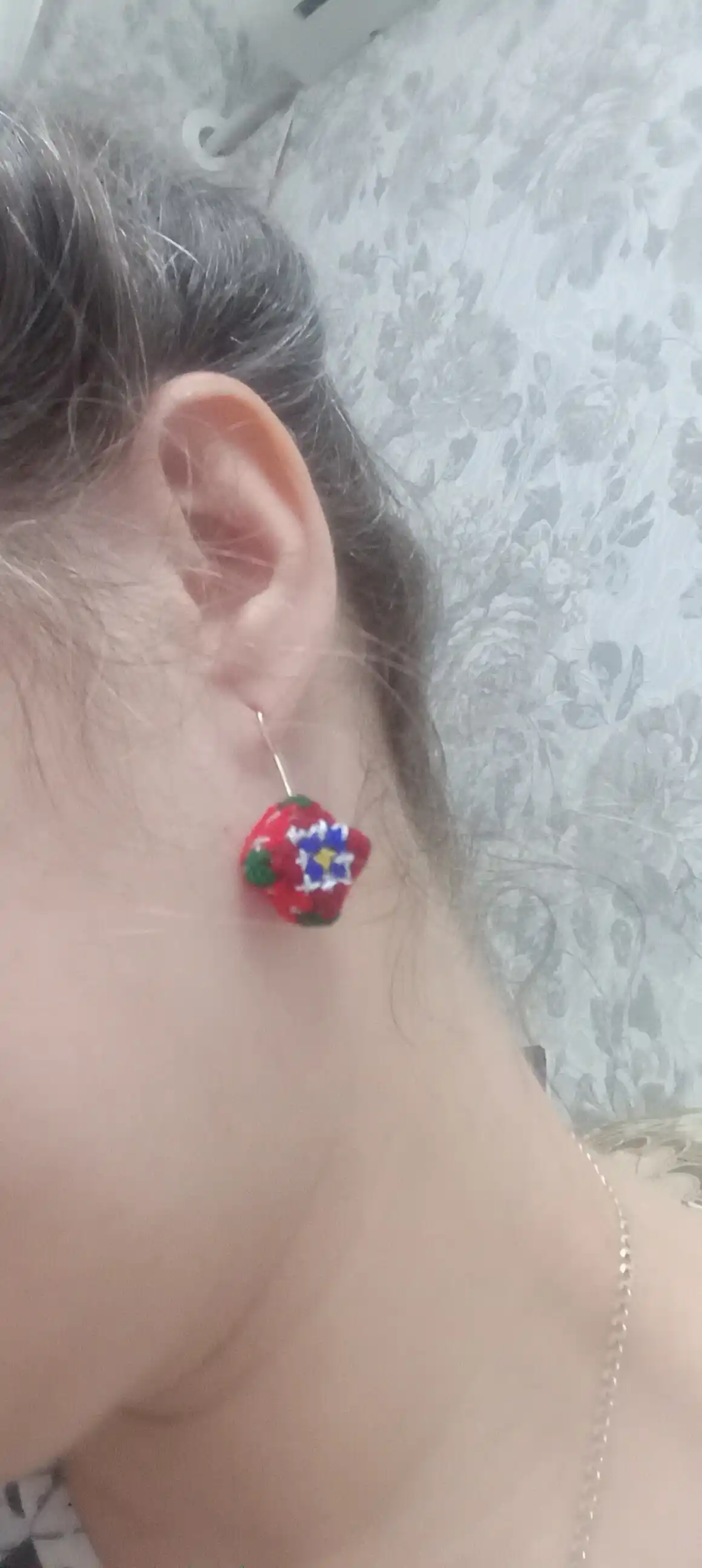 Milliy do‘ppi ko‘rinishidagi zamonaviy sirg'alar qizlar va ayollar uchun