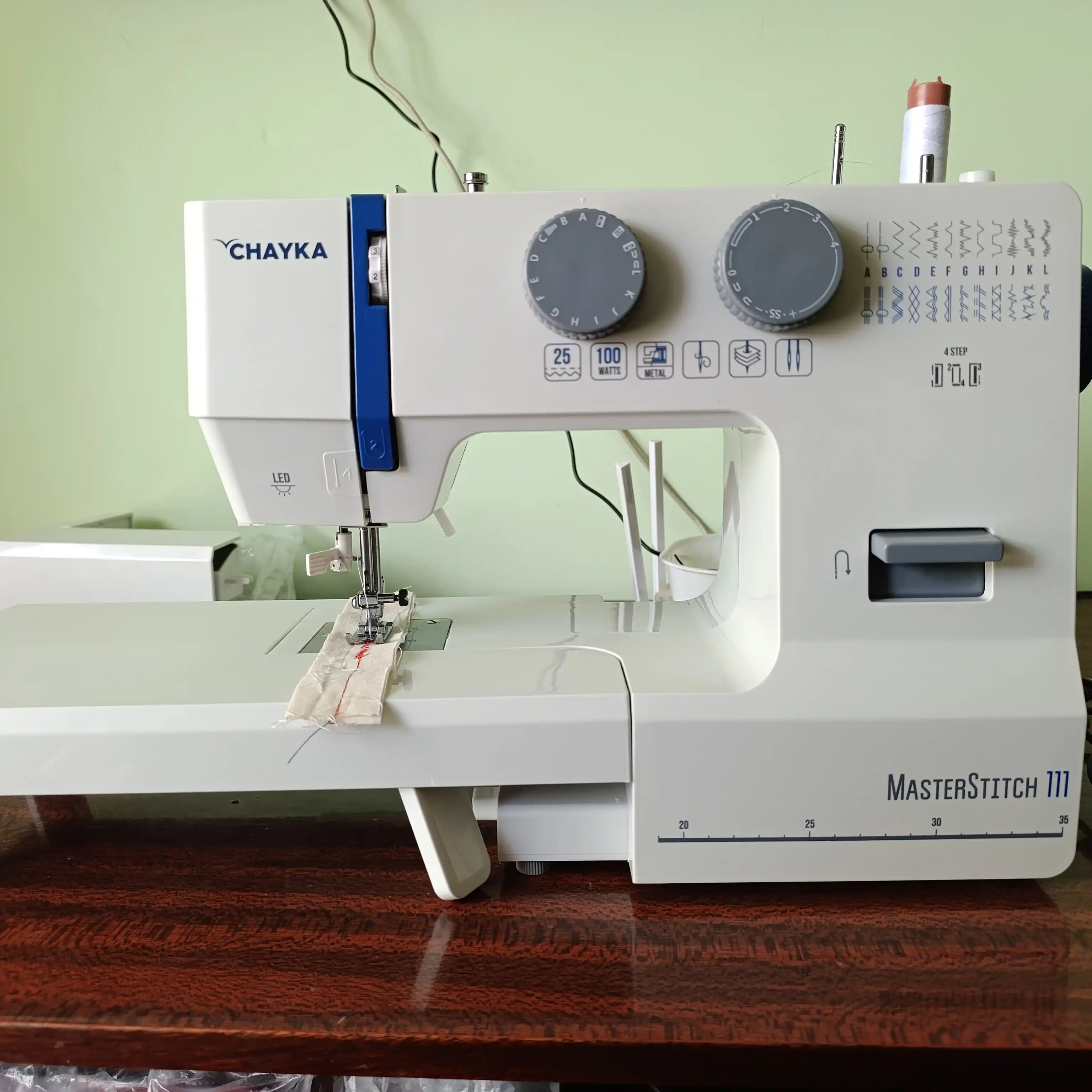 Швейная машина CHAYKA MasterStitch 111, электромеханическая, 100 Вт, 25 операций